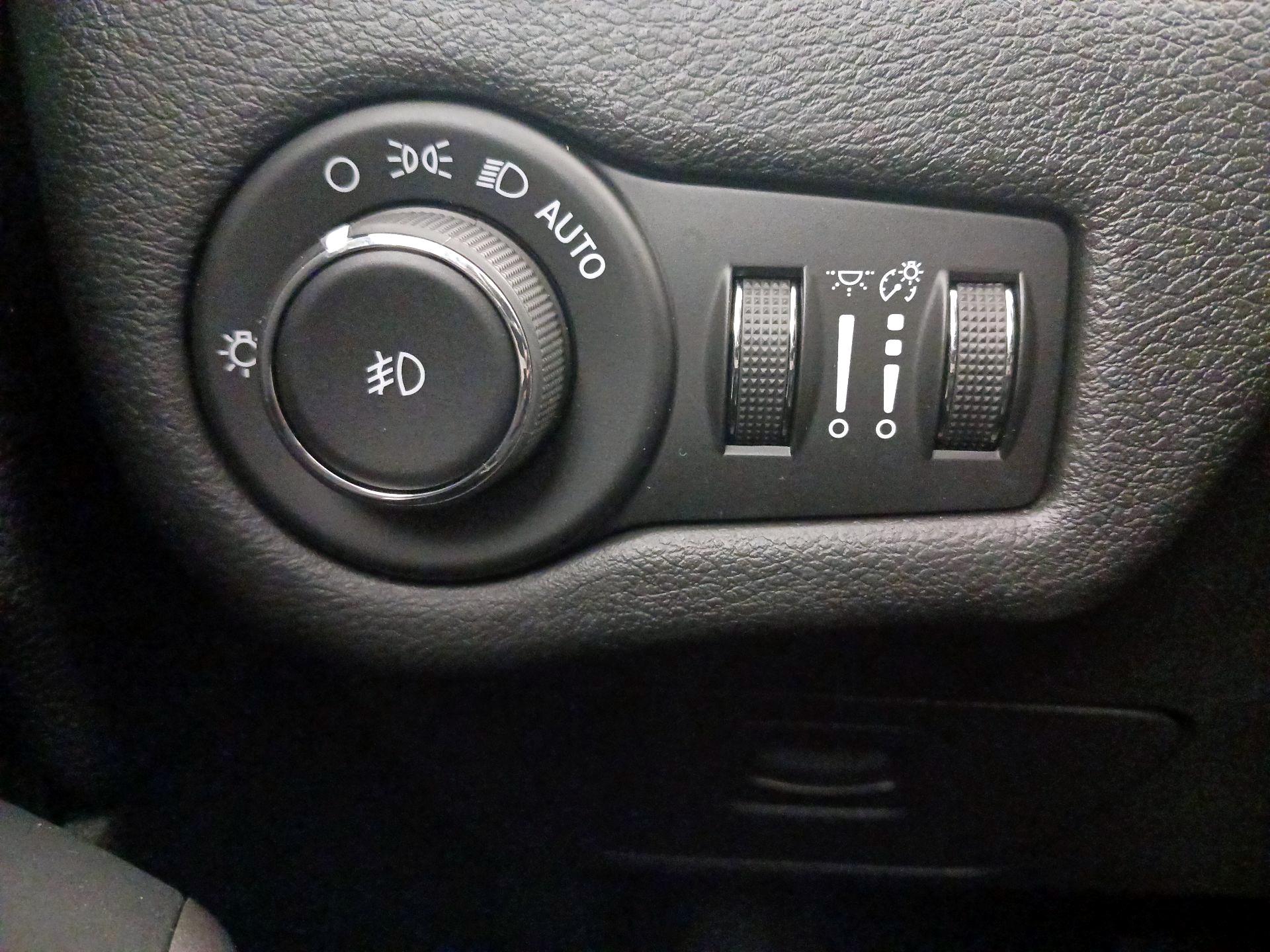 Thumbnail: 2019 Jeep Cherokee - 13