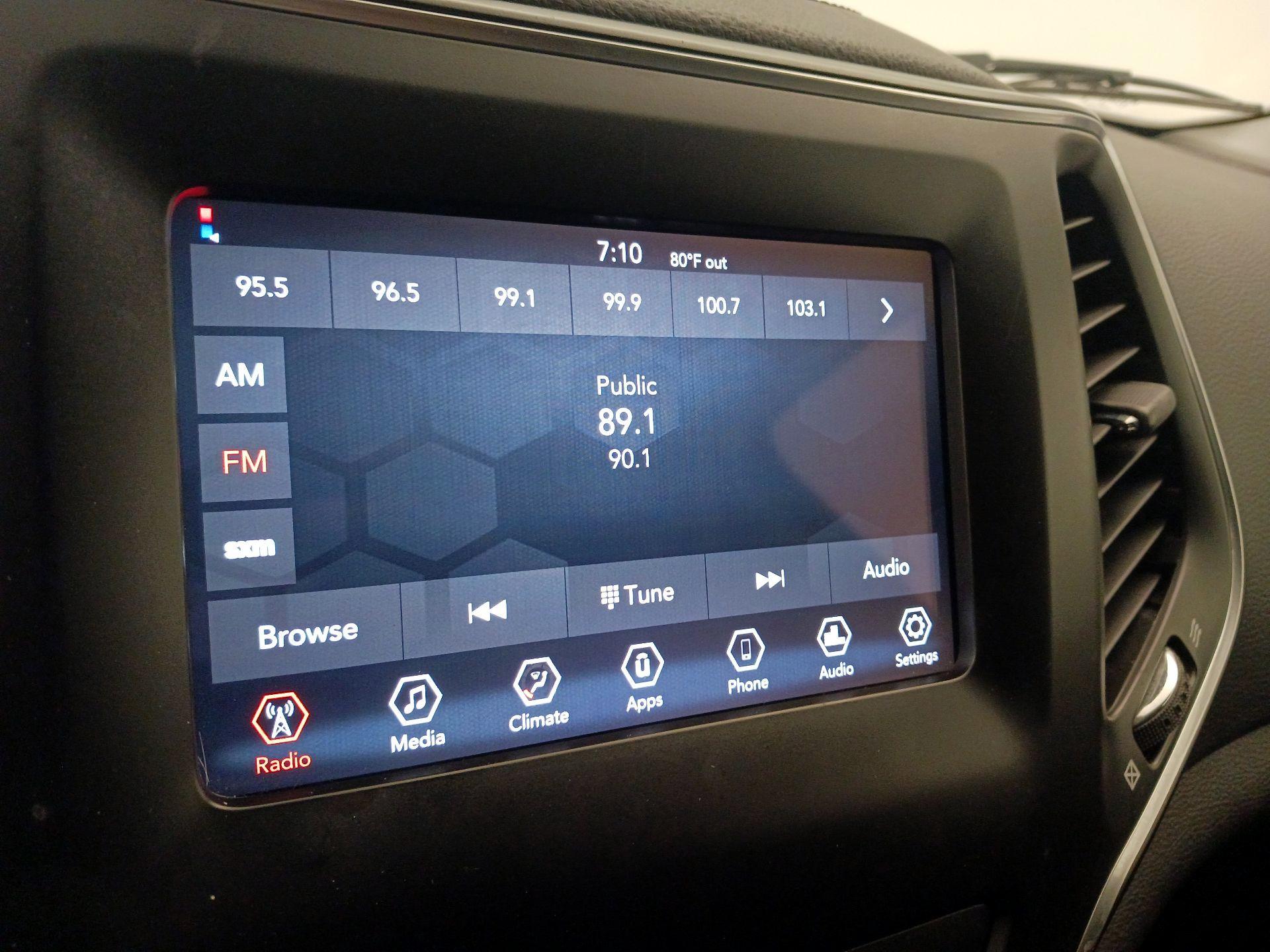 Thumbnail: 2019 Jeep Cherokee - 15