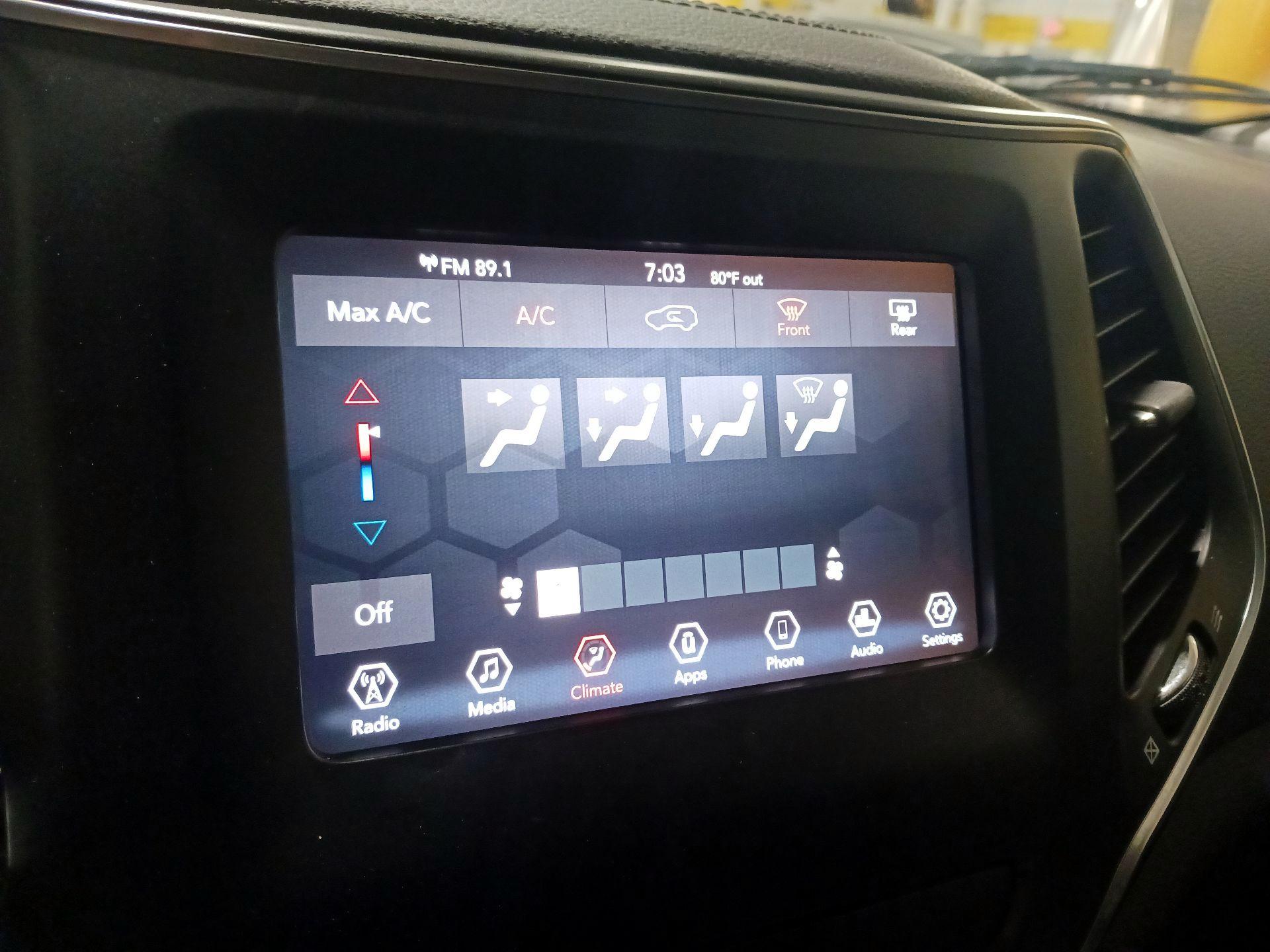 Thumbnail: 2019 Jeep Cherokee - 16