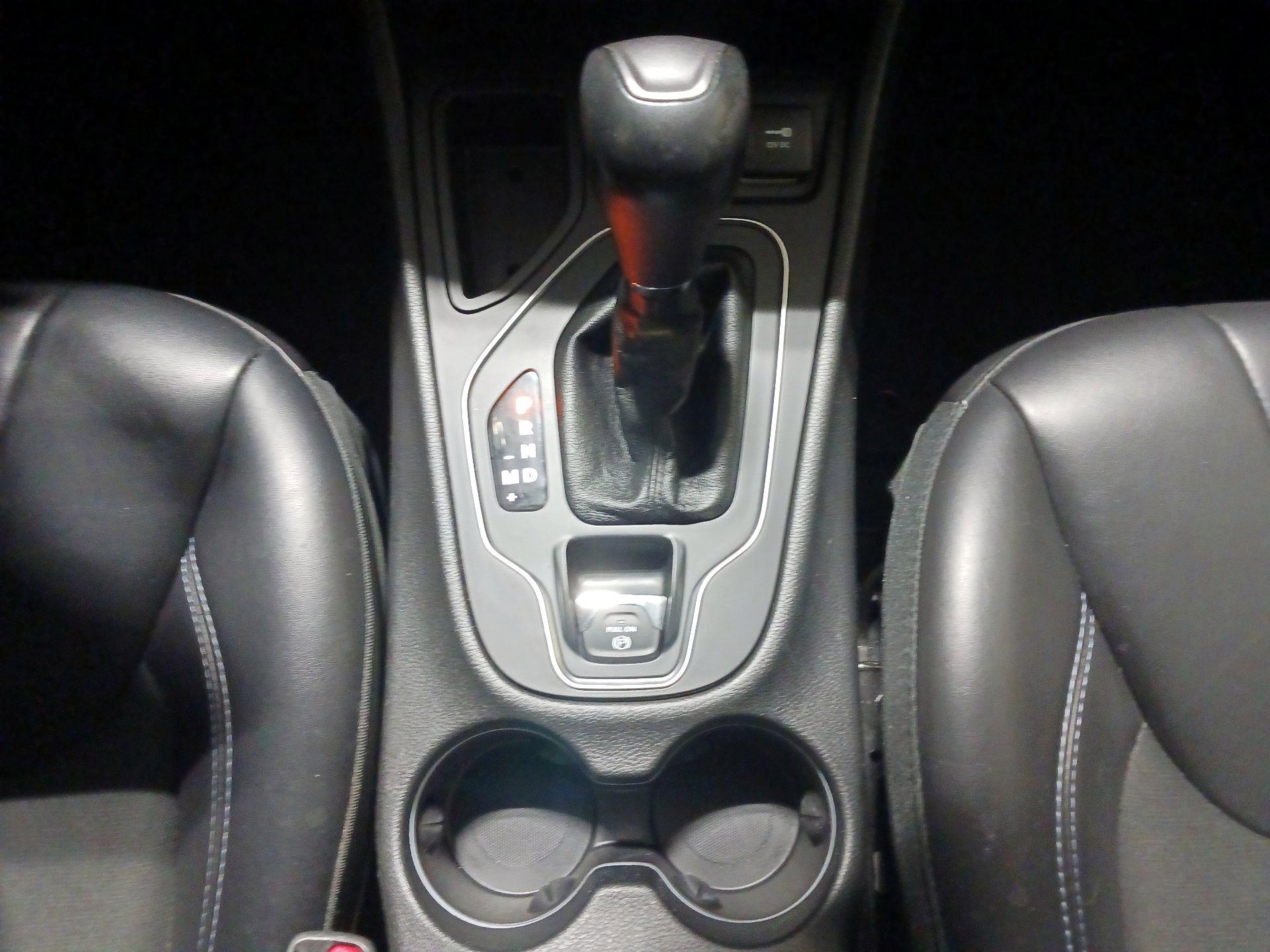 Thumbnail: 2019 Jeep Cherokee - 17