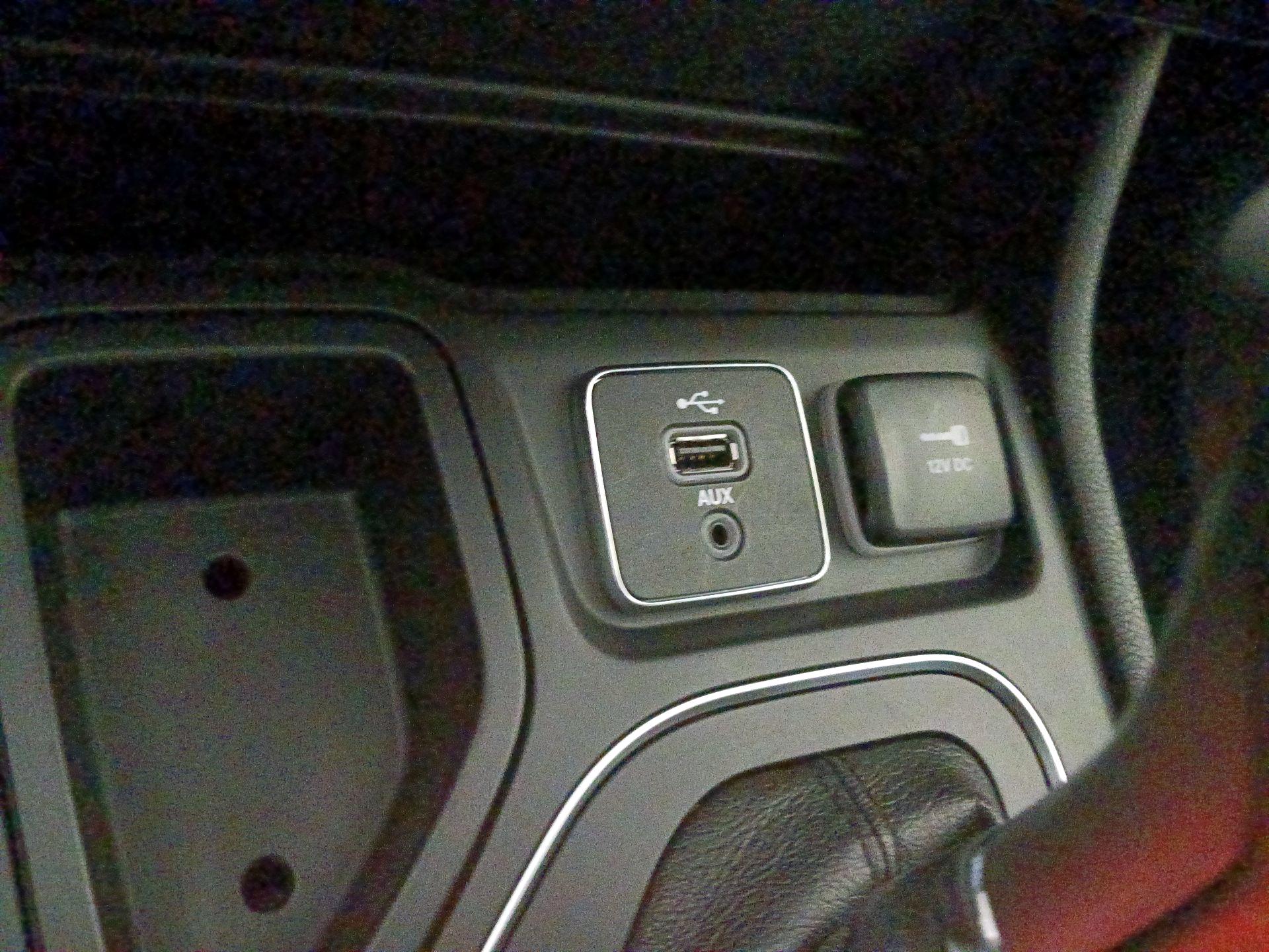 Thumbnail: 2019 Jeep Cherokee - 18