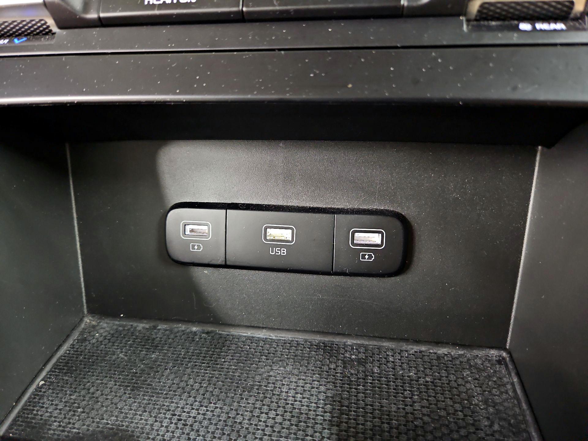 Thumbnail: 2022 Kia Carnival - 18