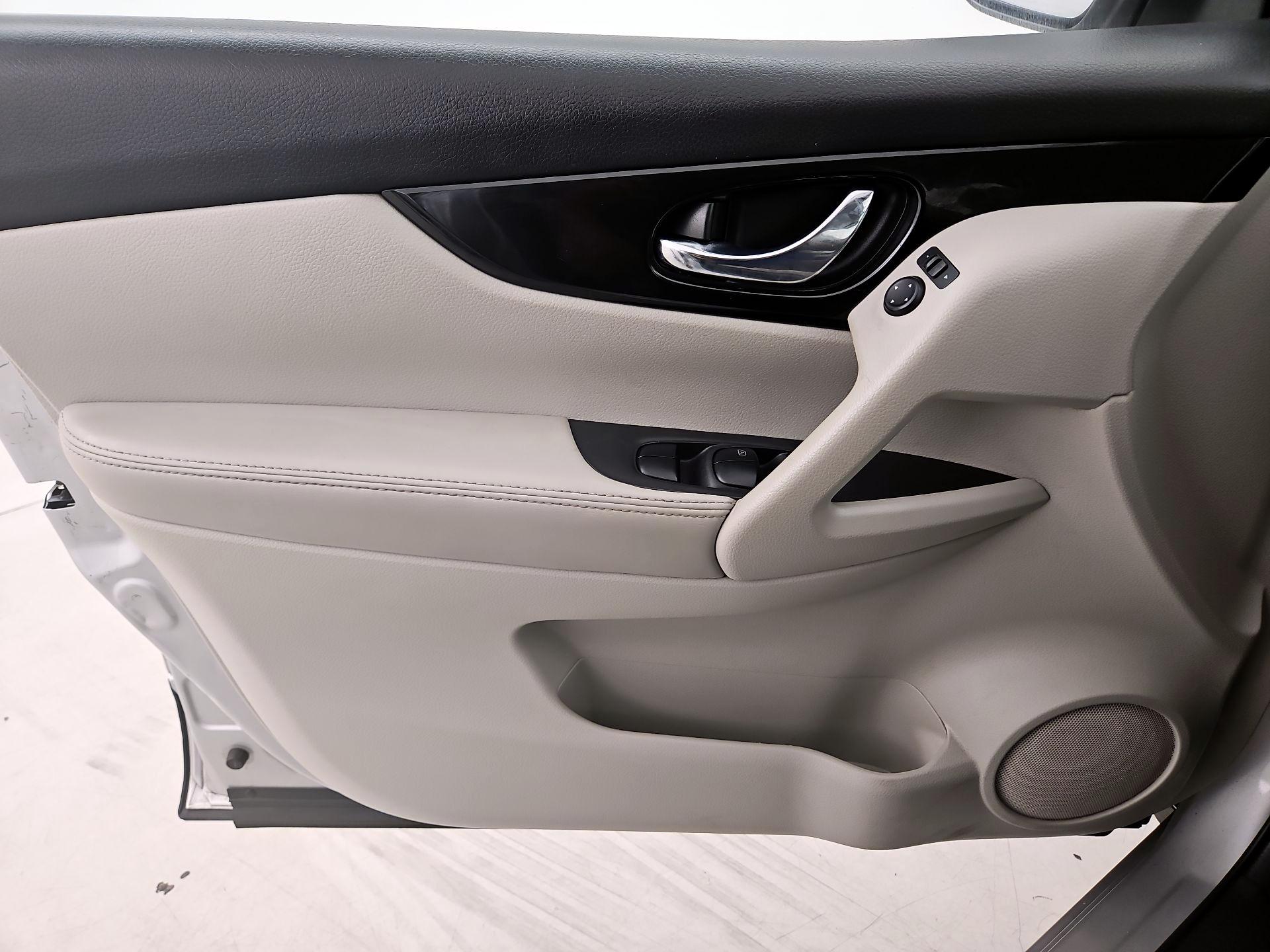 Thumbnail: 2020 Nissan Rogue Sport - 12