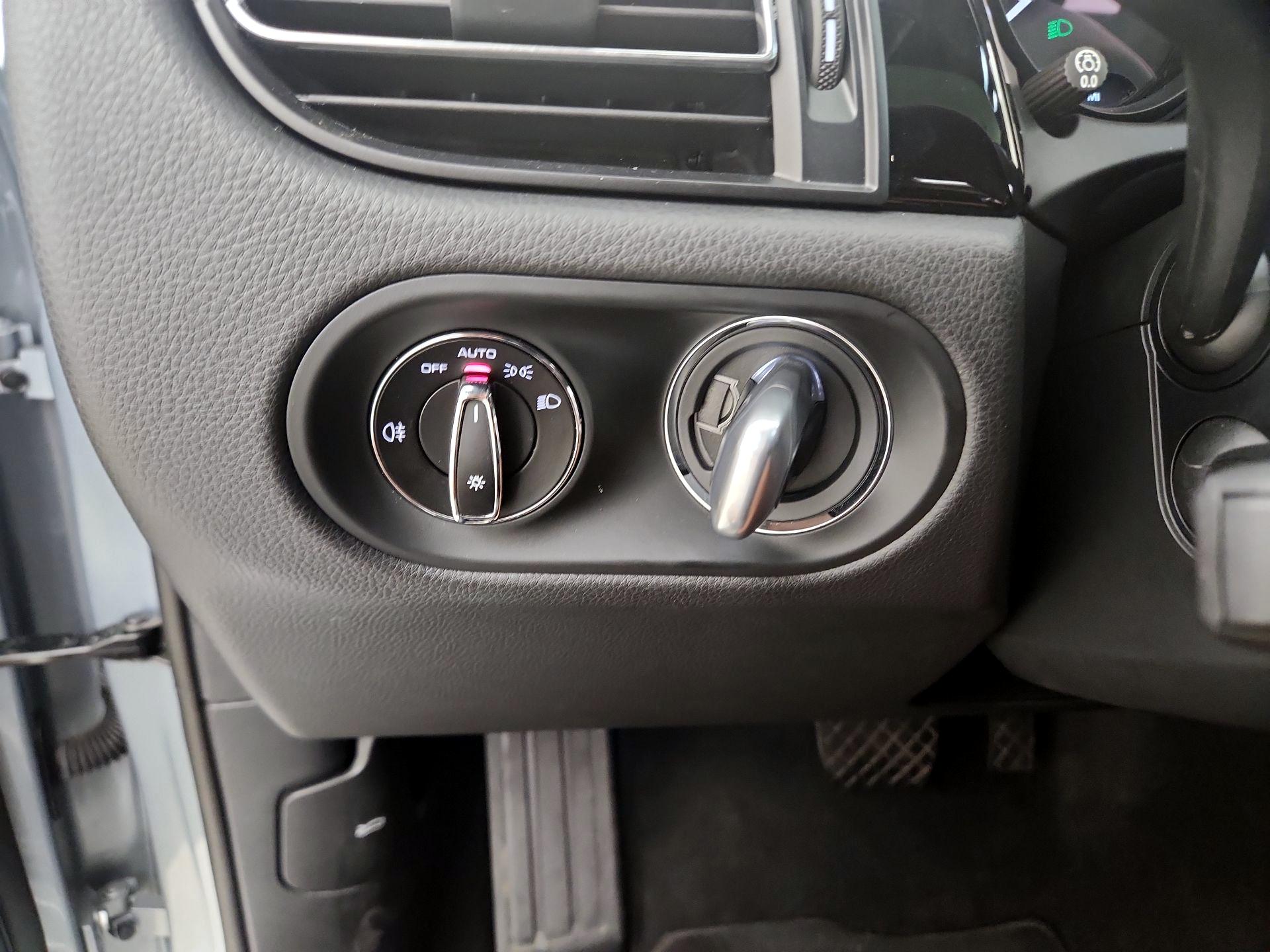 Thumbnail: 2022 Porsche Macan - 13