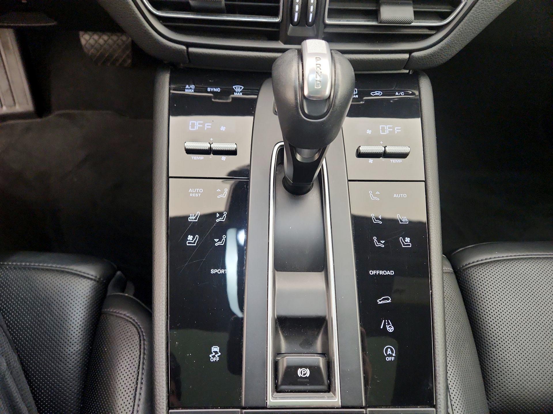 Thumbnail: 2022 Porsche Macan - 16