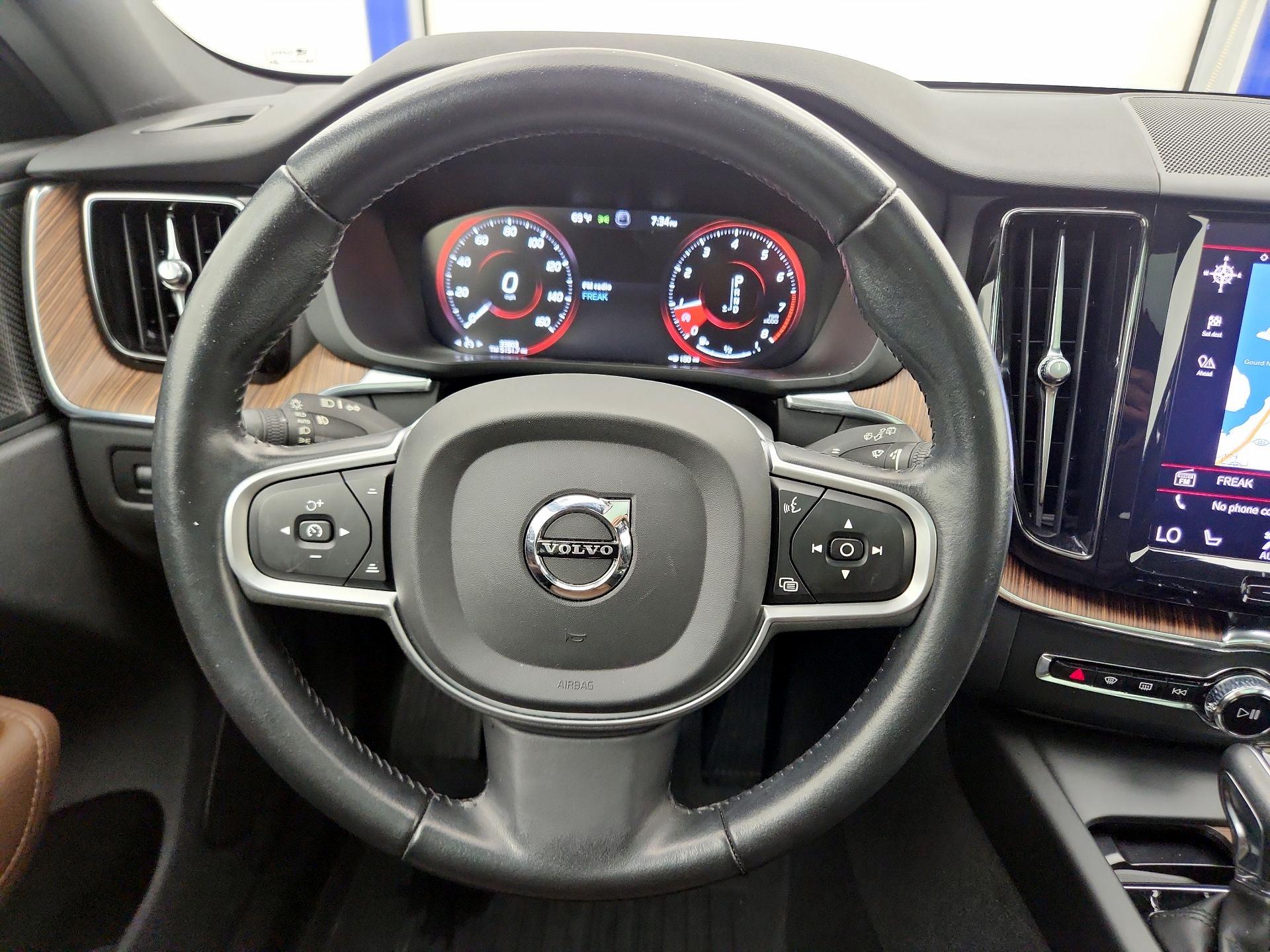 Thumbnail: 2021 Volvo XC60 - 10