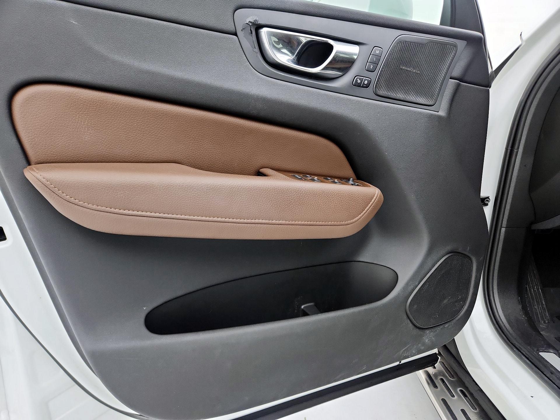 Thumbnail: 2021 Volvo XC60 - 12