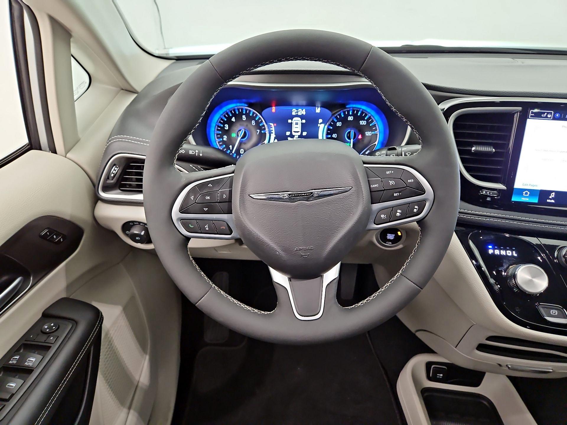 Thumbnail: 2024 Chrysler Pacifica - 10