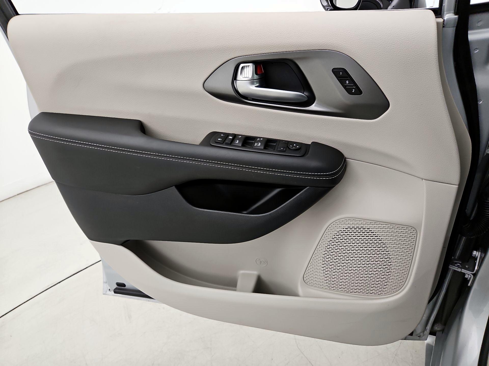 Thumbnail: 2024 Chrysler Pacifica - 12