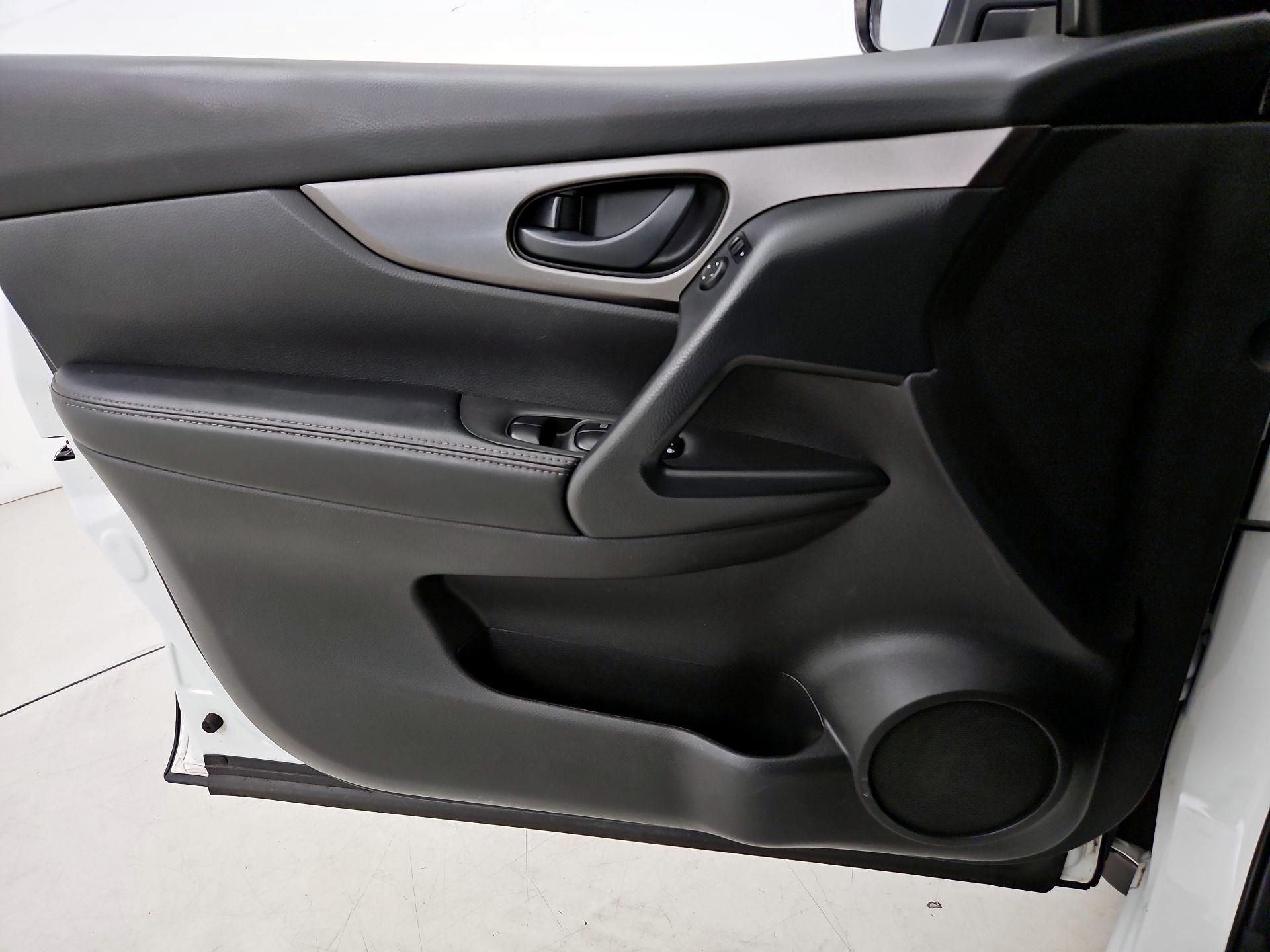 Thumbnail: 2020 Nissan Rogue Sport - 12