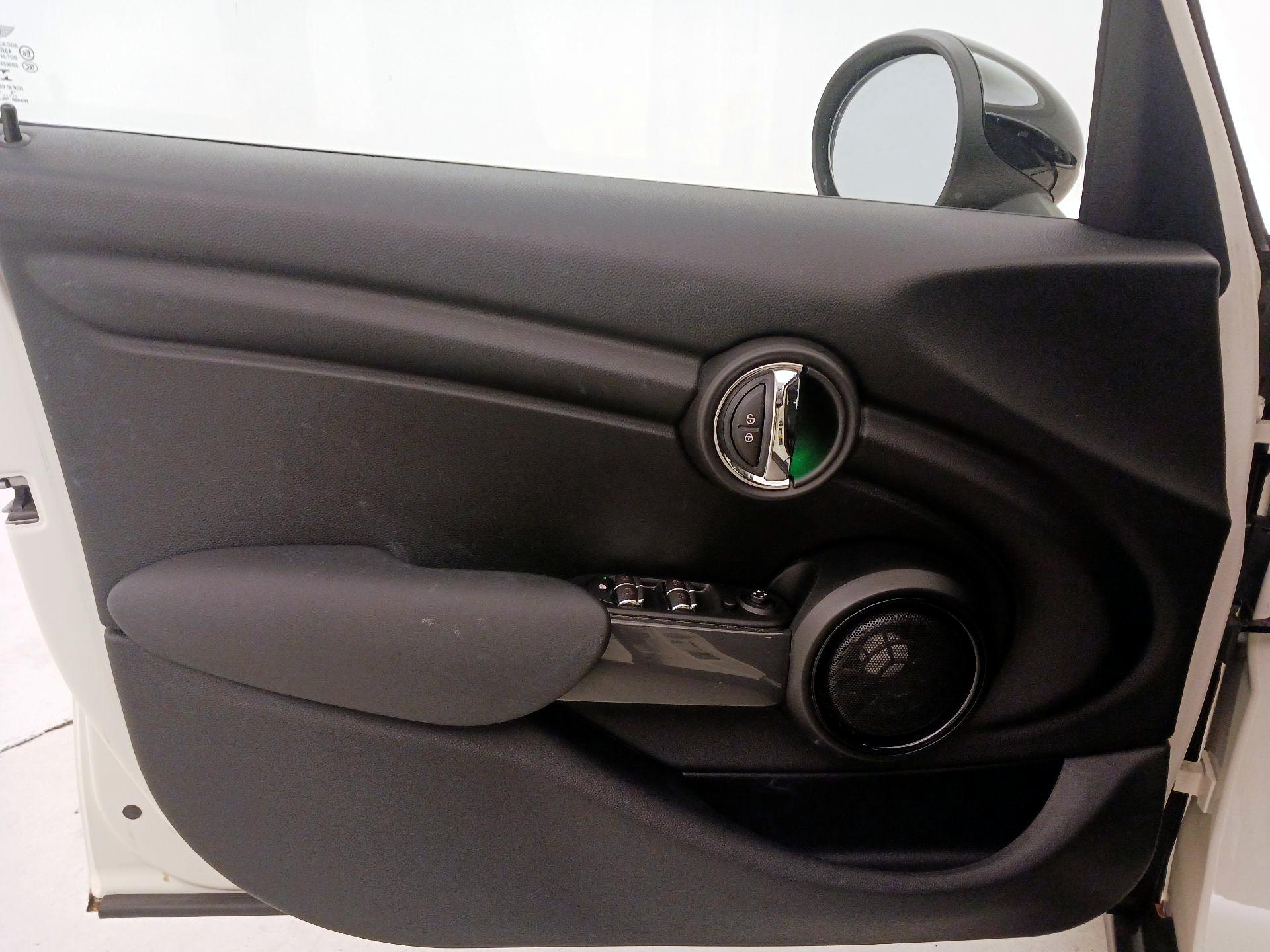 Thumbnail: 2016 MINI Cooper Hardtop - 12