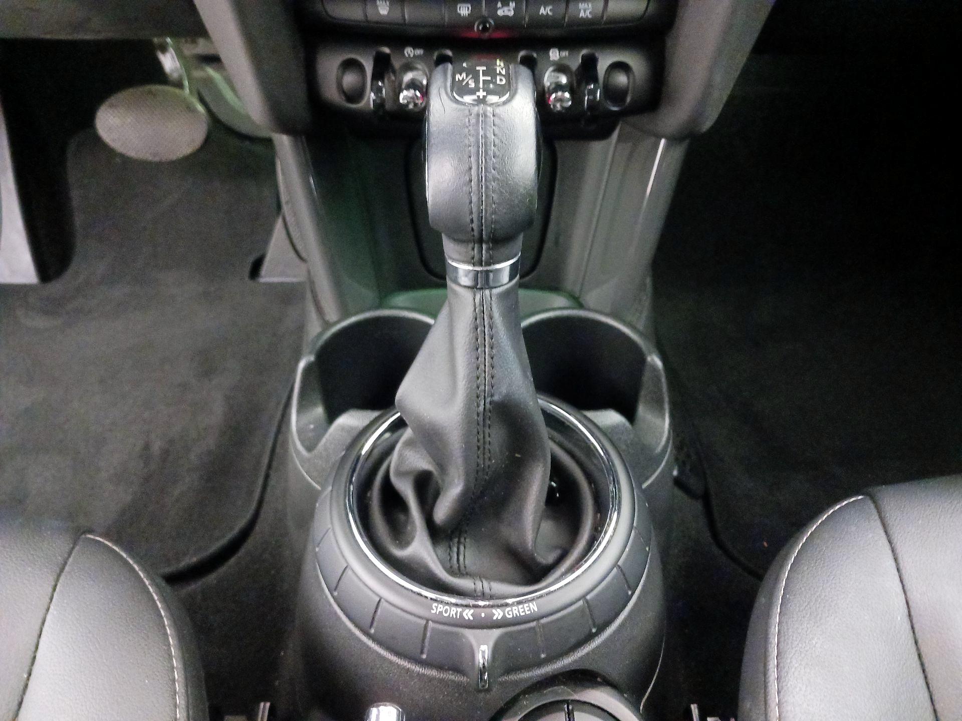 Thumbnail: 2016 MINI Cooper Hardtop - 17