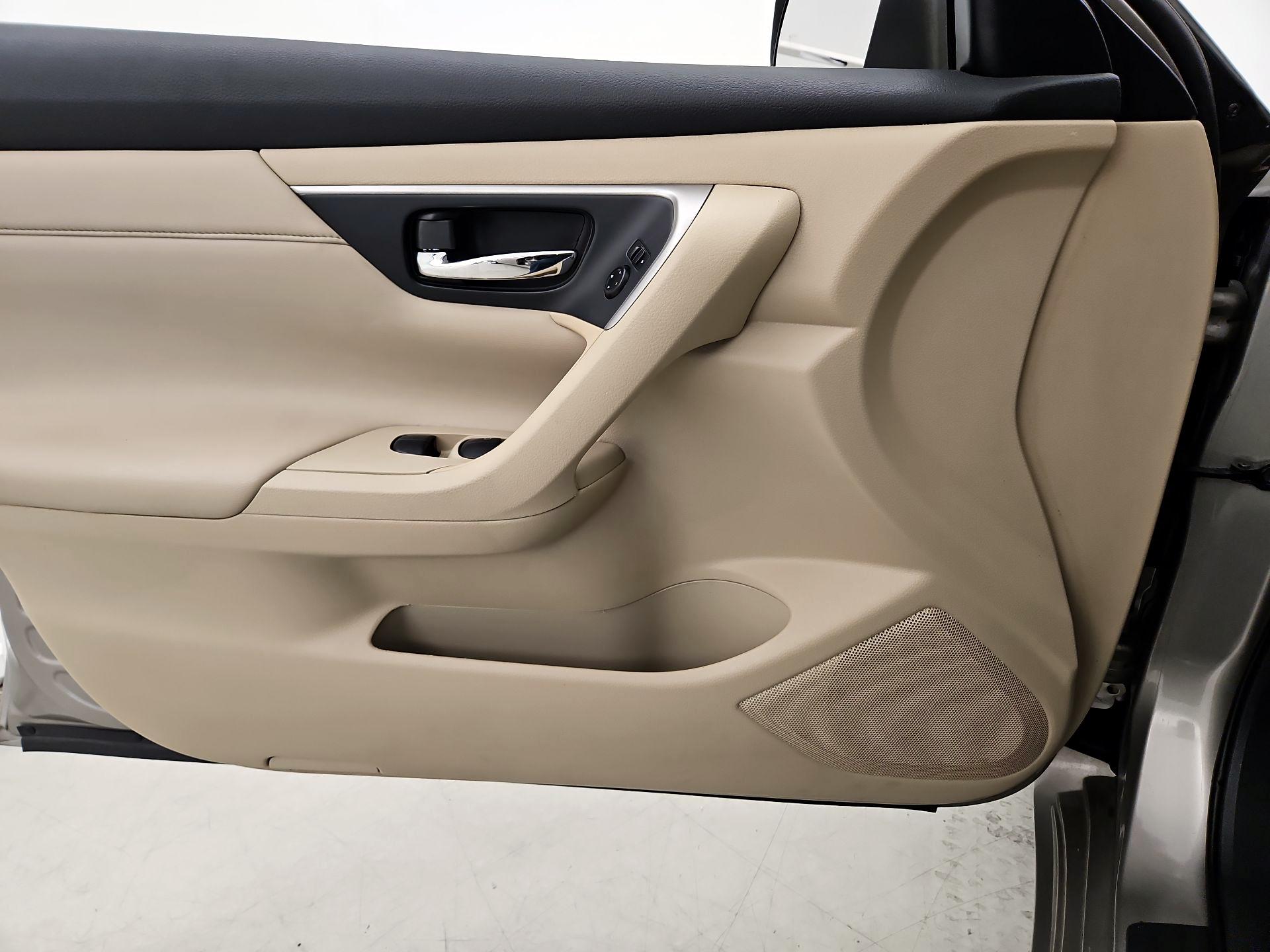 Thumbnail: 2015 Nissan Altima - 12