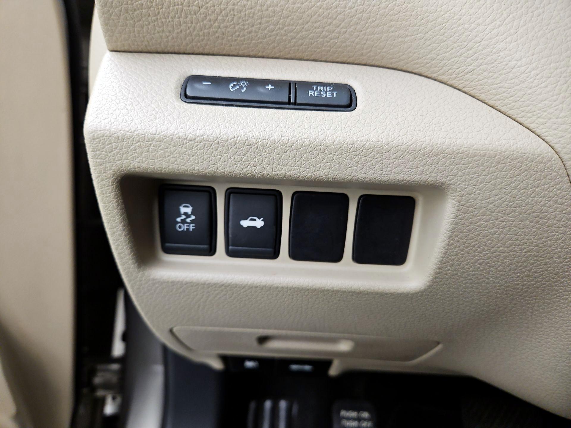 Thumbnail: 2015 Nissan Altima - 13