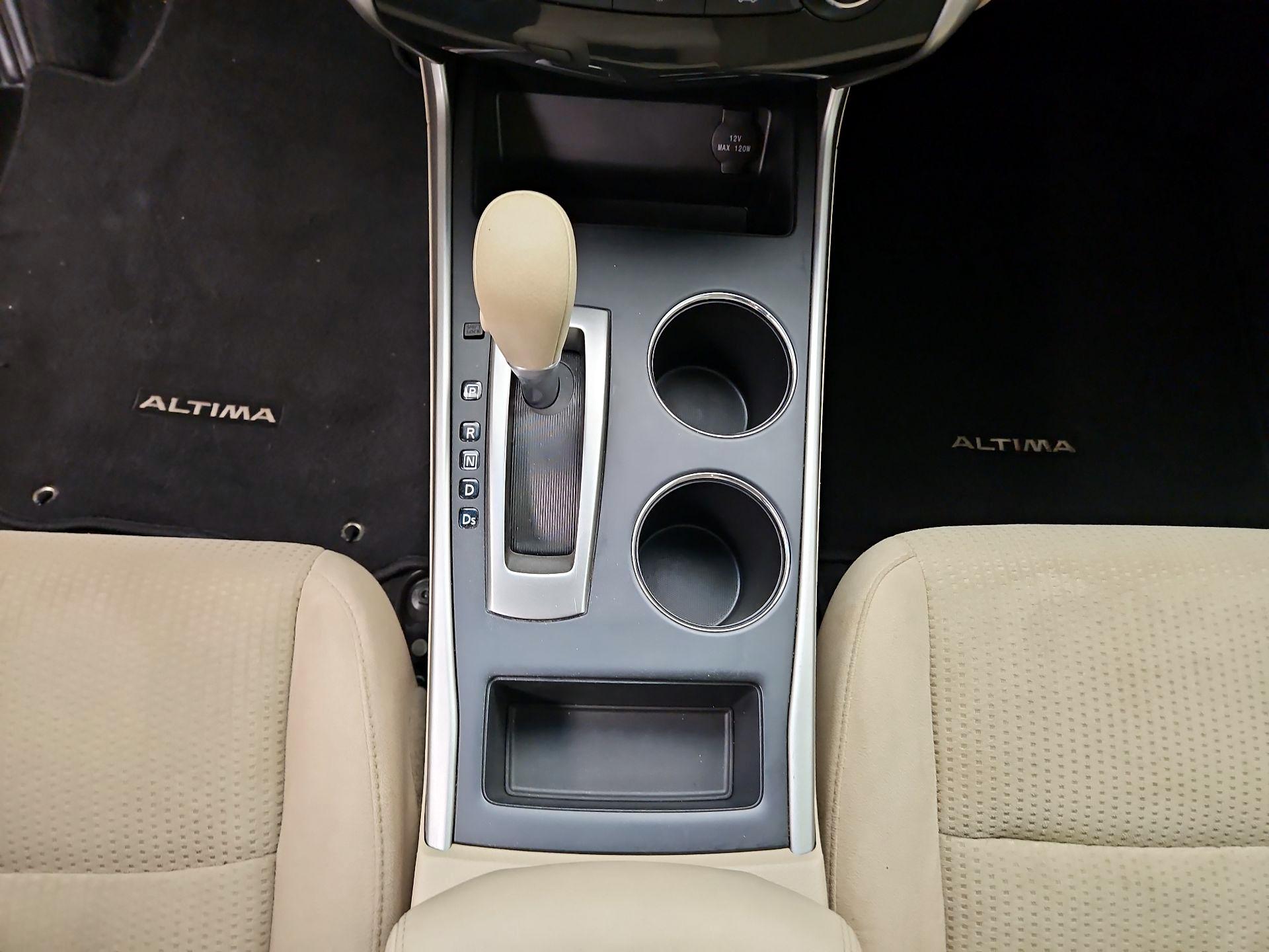 Thumbnail: 2015 Nissan Altima - 16