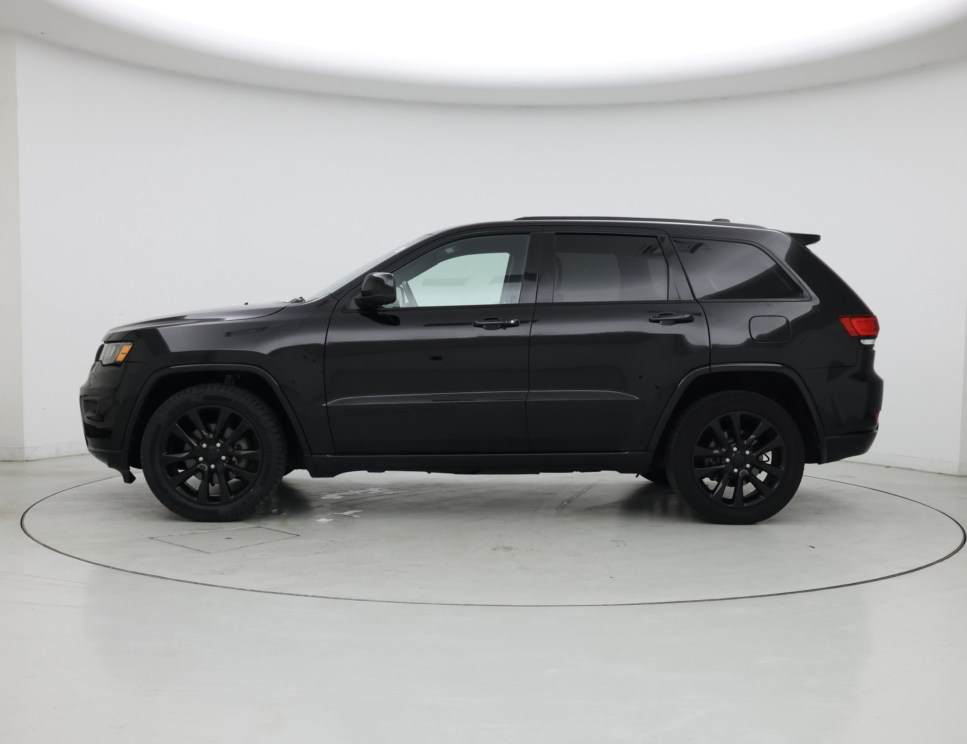 Thumbnail: 2018 Jeep Grand Cherokee - 3