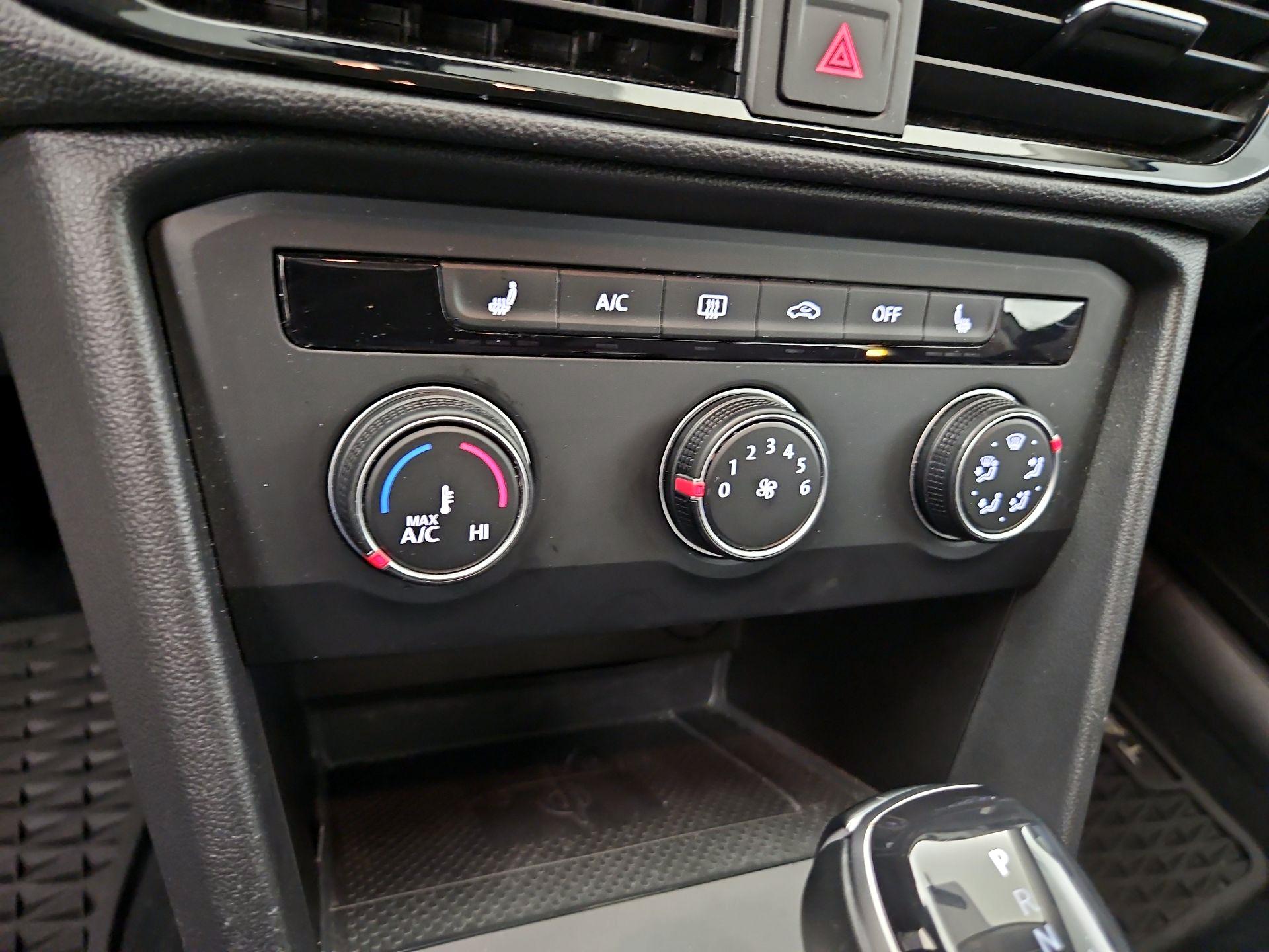 Thumbnail: 2022 Volkswagen Taos - 16