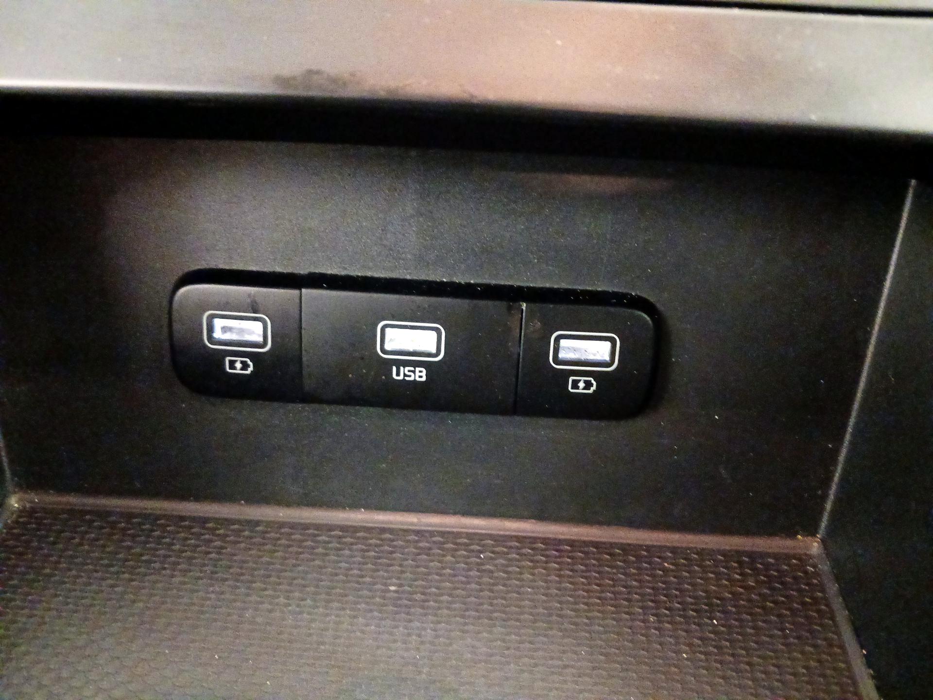 Thumbnail: 2023 Kia Carnival - 18