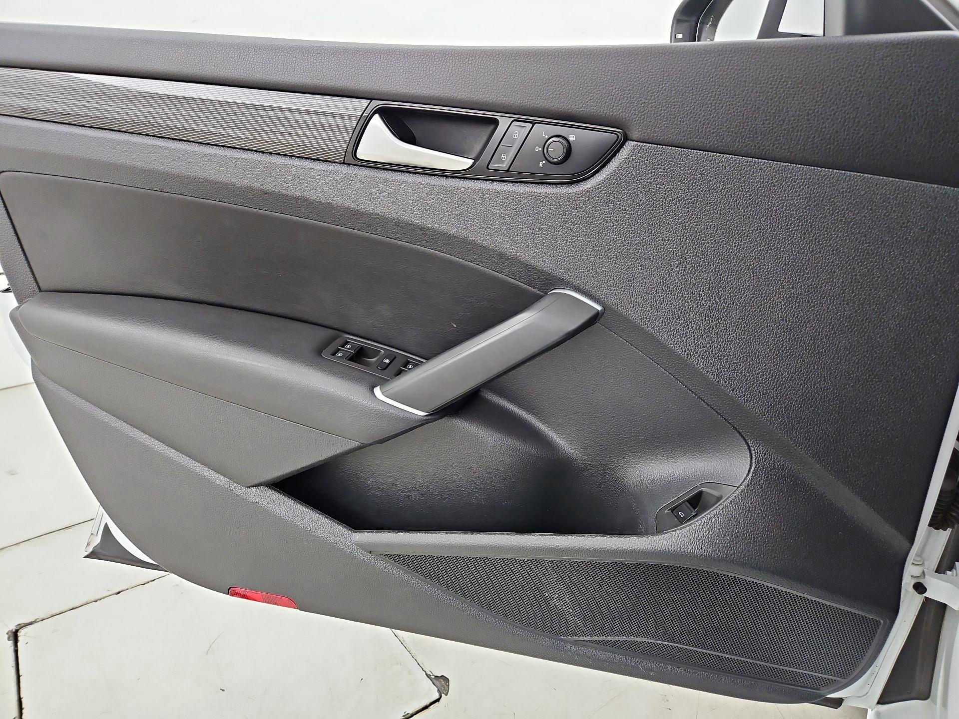 Thumbnail: 2020 Volkswagen Passat - 12