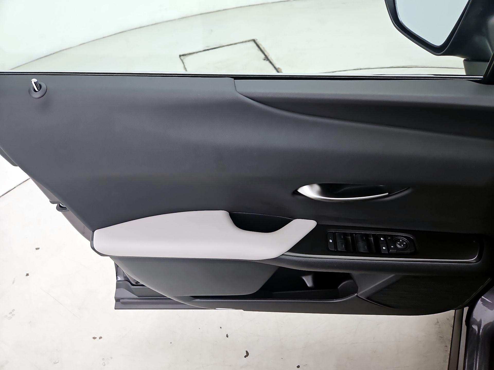 Thumbnail: 2025 Lexus UX - 12