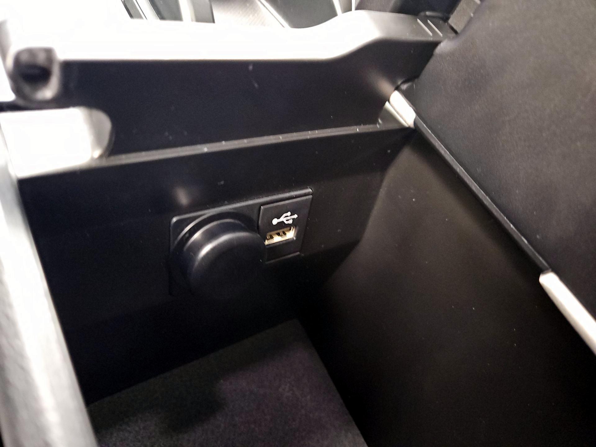 Thumbnail: 2025 Lexus UX - 18