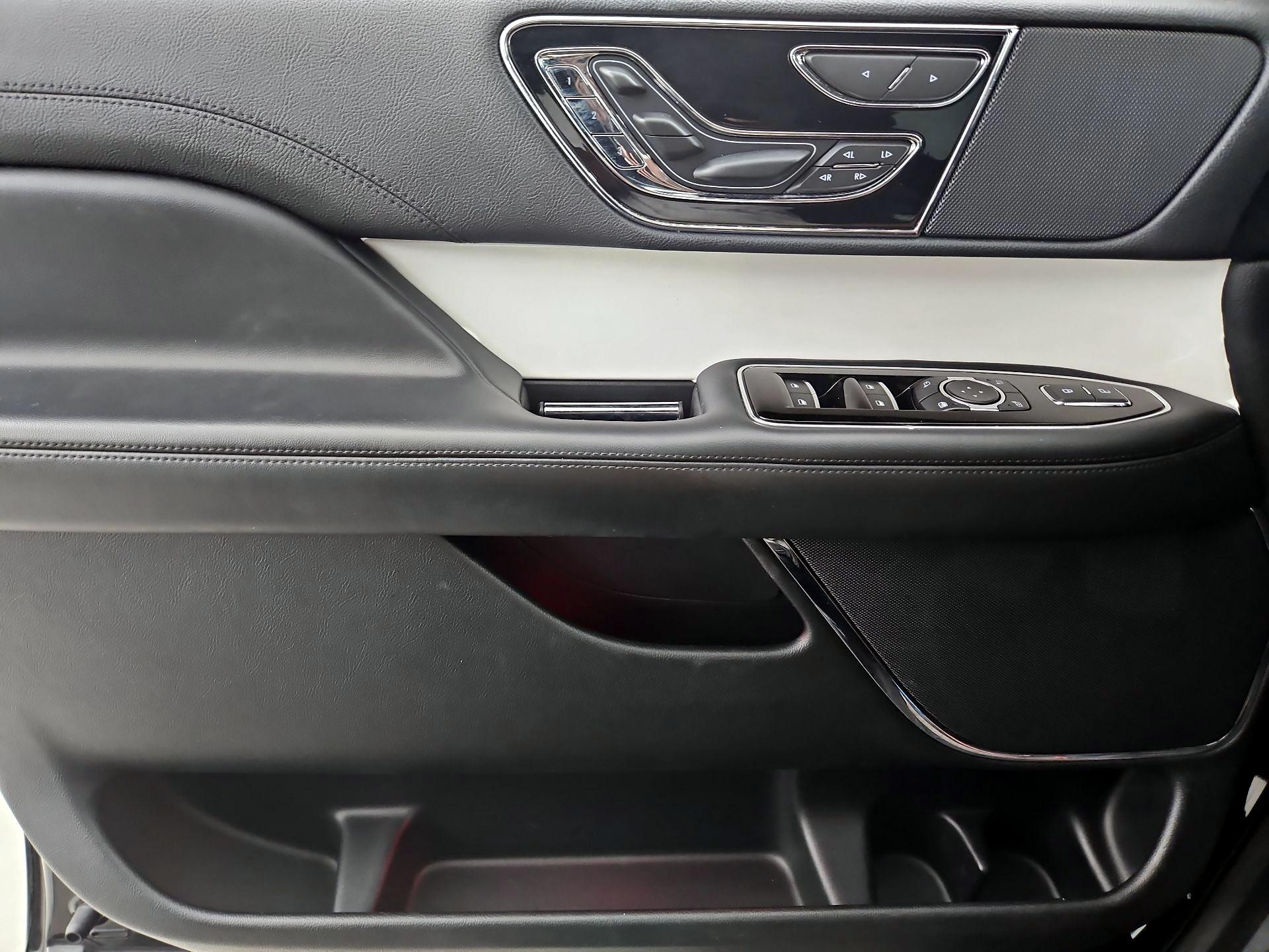 Thumbnail: 2021 Lincoln Navigator L - 12