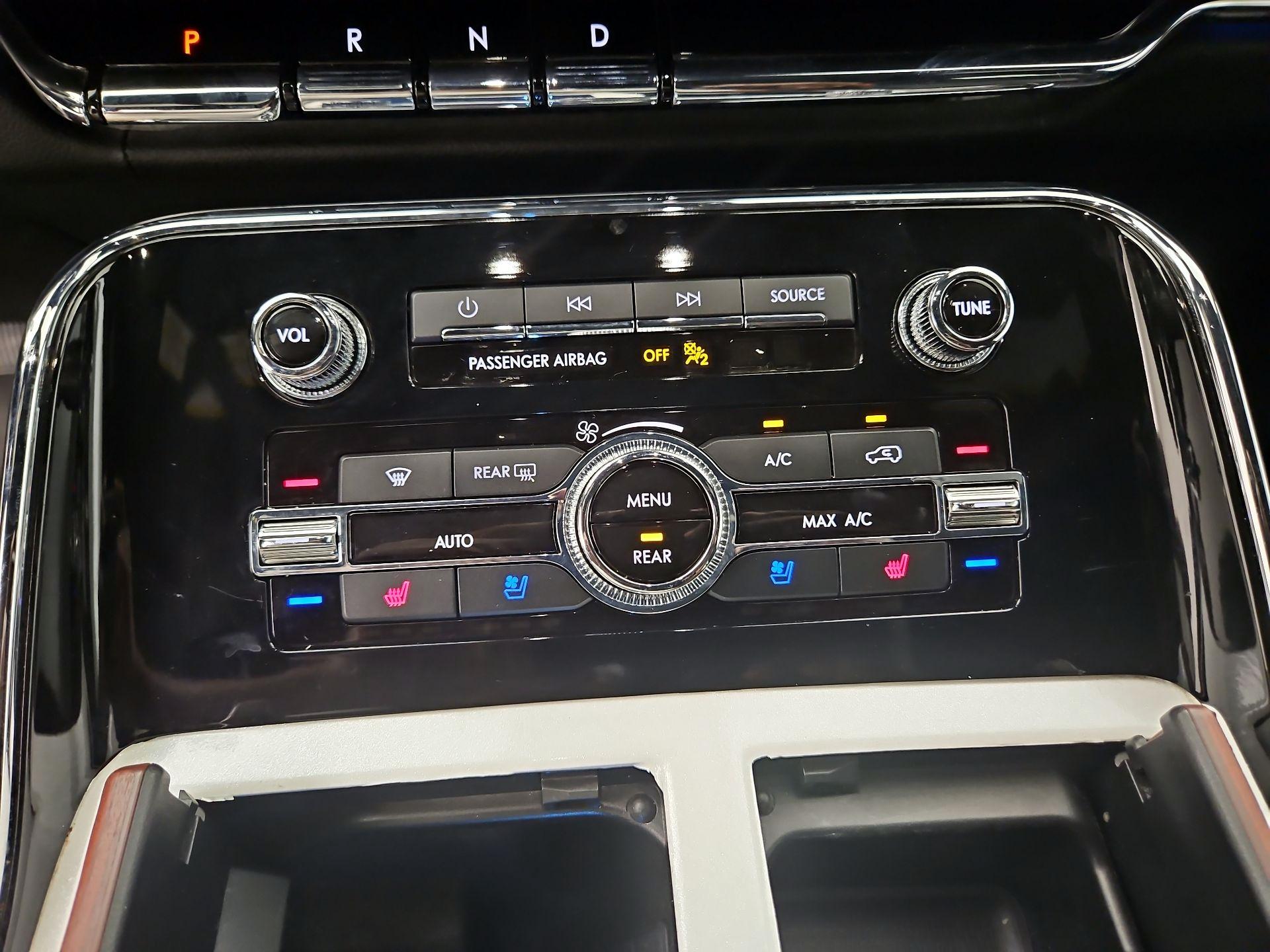 Thumbnail: 2021 Lincoln Navigator L - 17