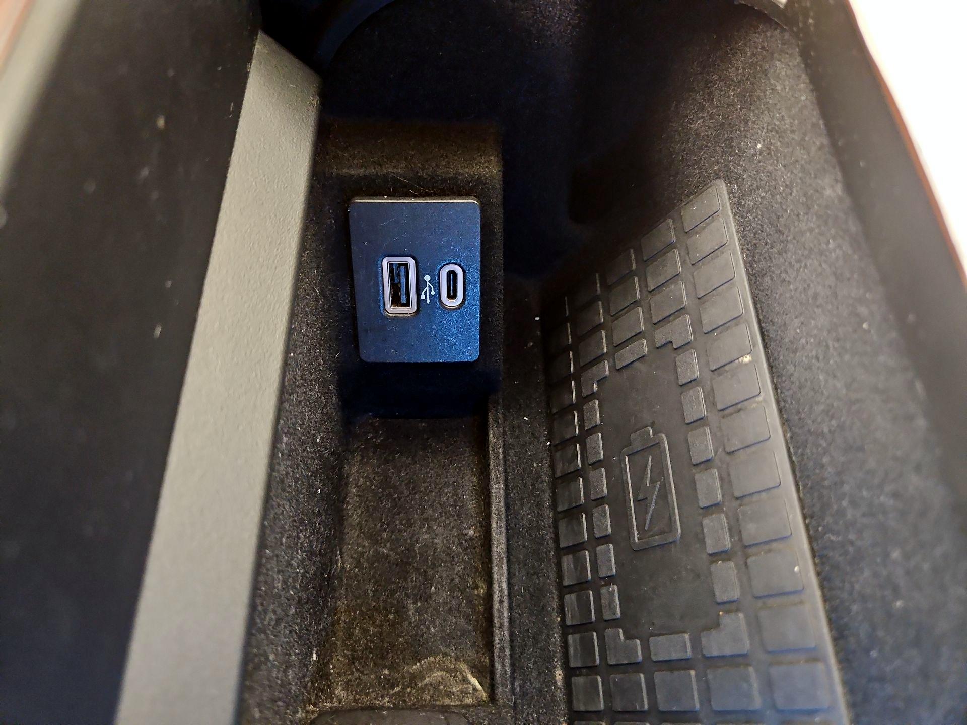 Thumbnail: 2021 Lincoln Navigator L - 19