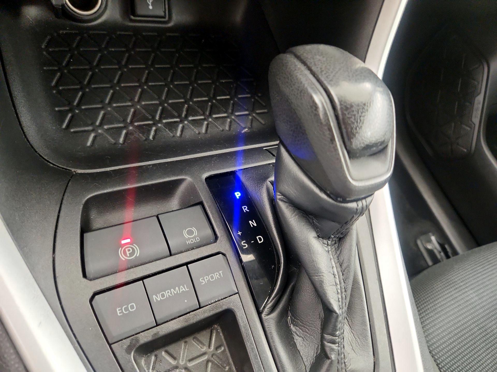 Thumbnail: 2022 Toyota RAV4 - 17