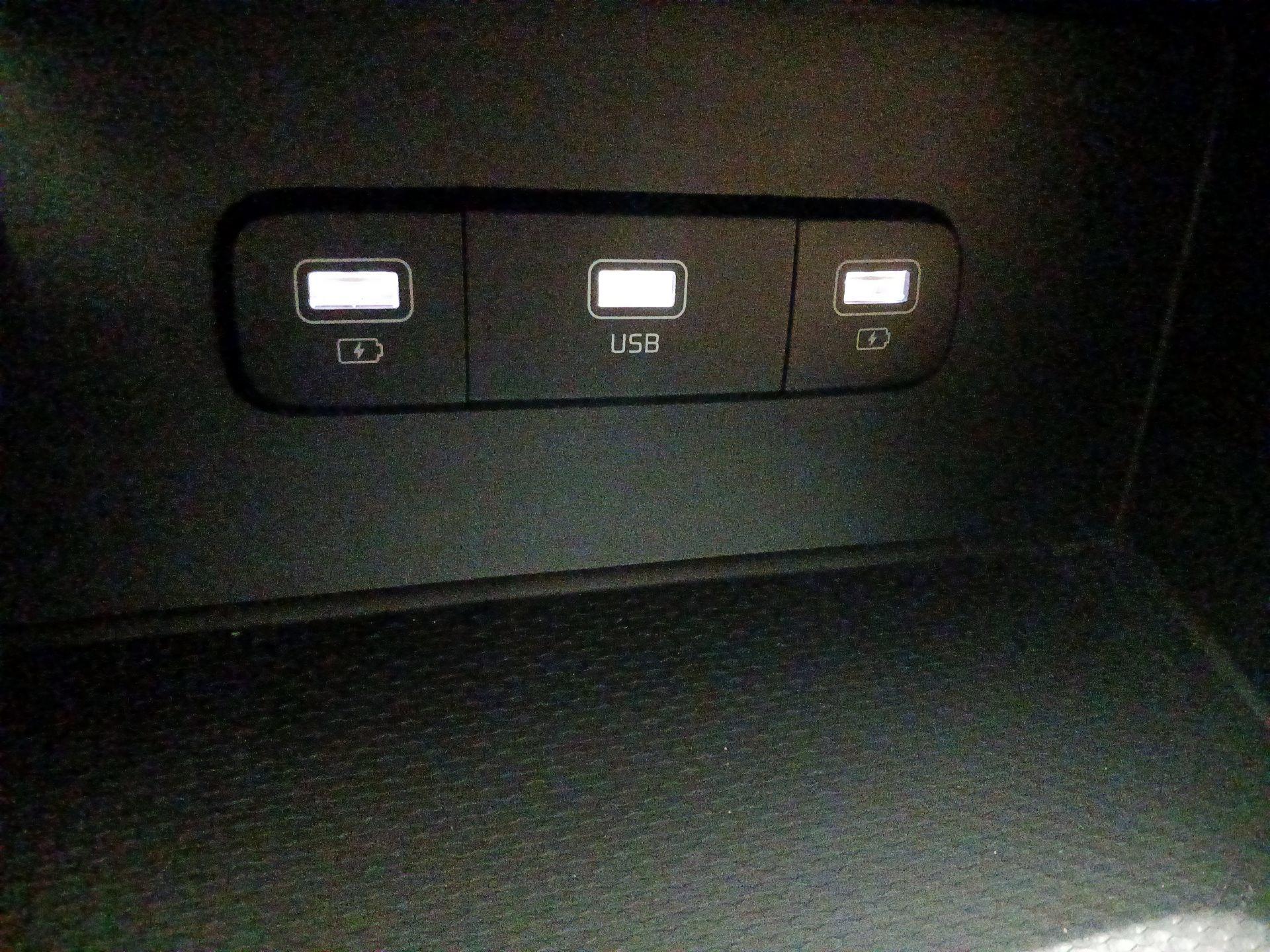 Thumbnail: 2022 Kia Carnival - 18