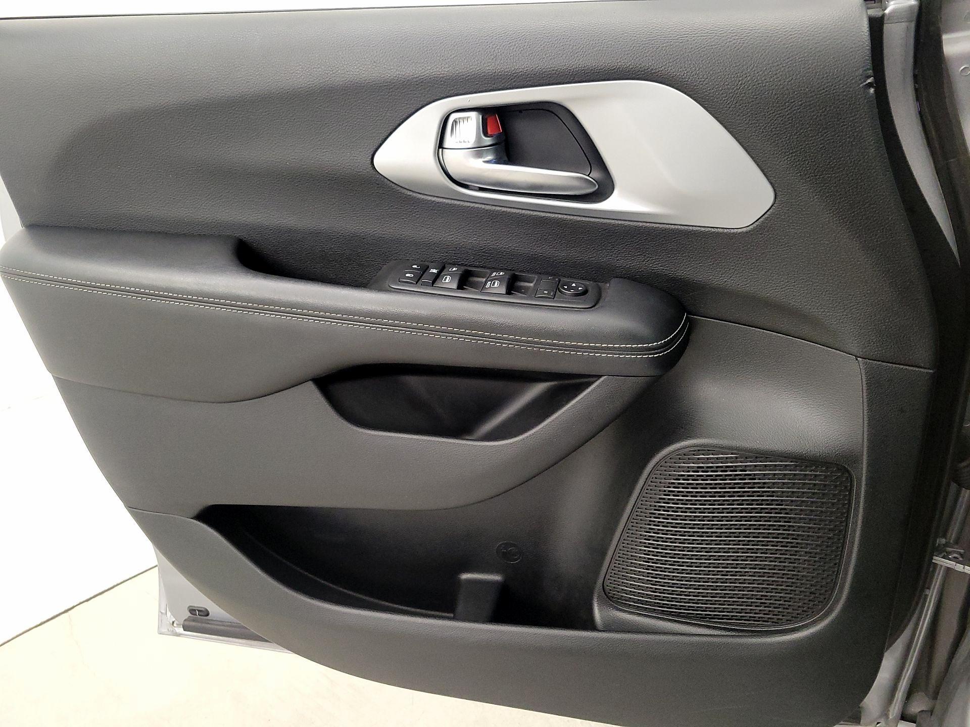 Thumbnail: 2020 Chrysler Pacifica - 12