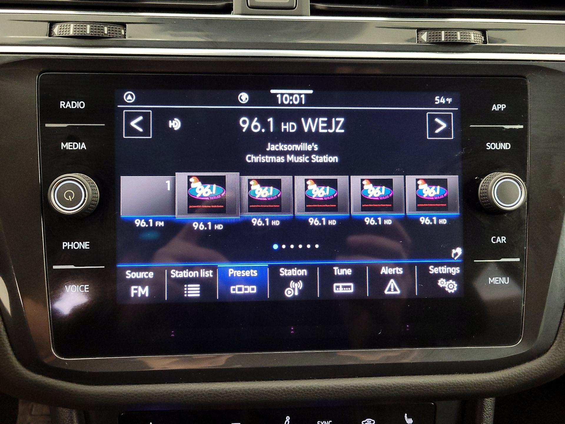 Thumbnail: 2022 Volkswagen Tiguan - 15