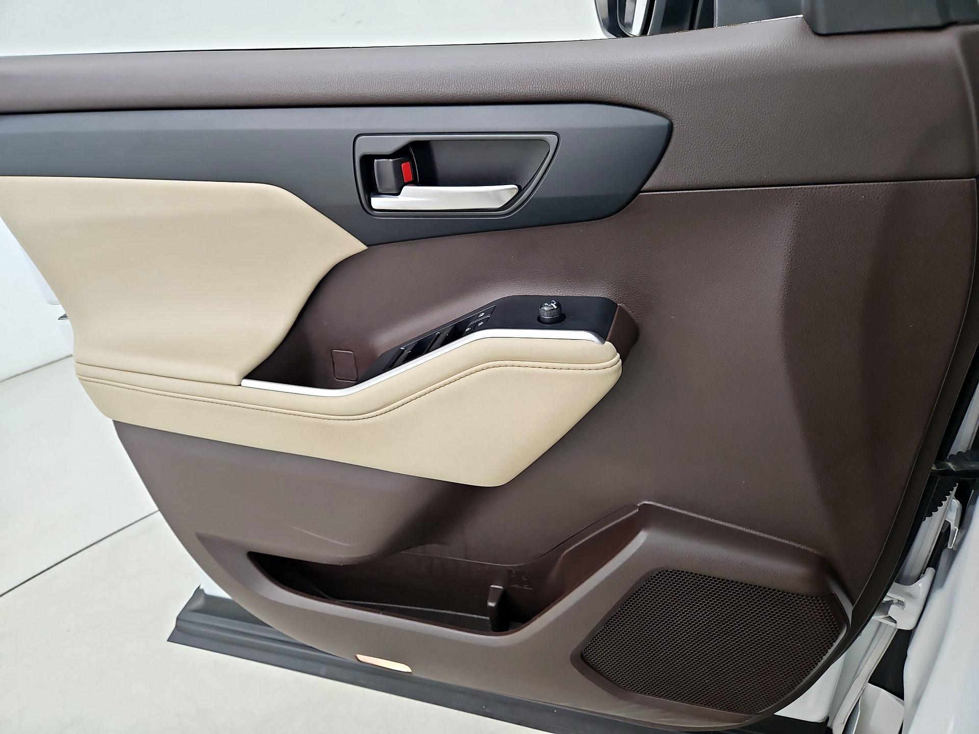 Thumbnail: 2022 Toyota Highlander - 12