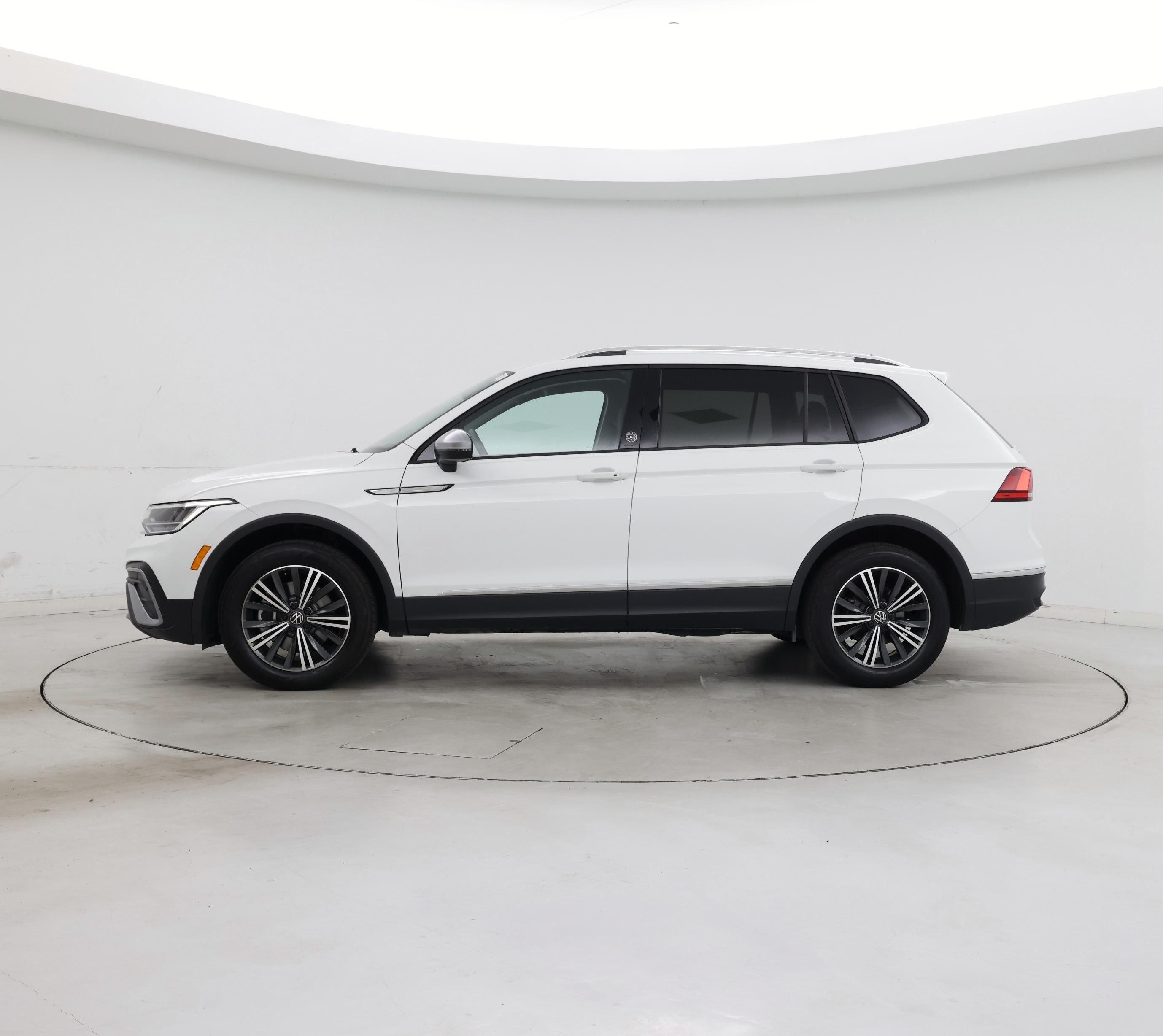 Thumbnail: 2024 Volkswagen Tiguan - 3