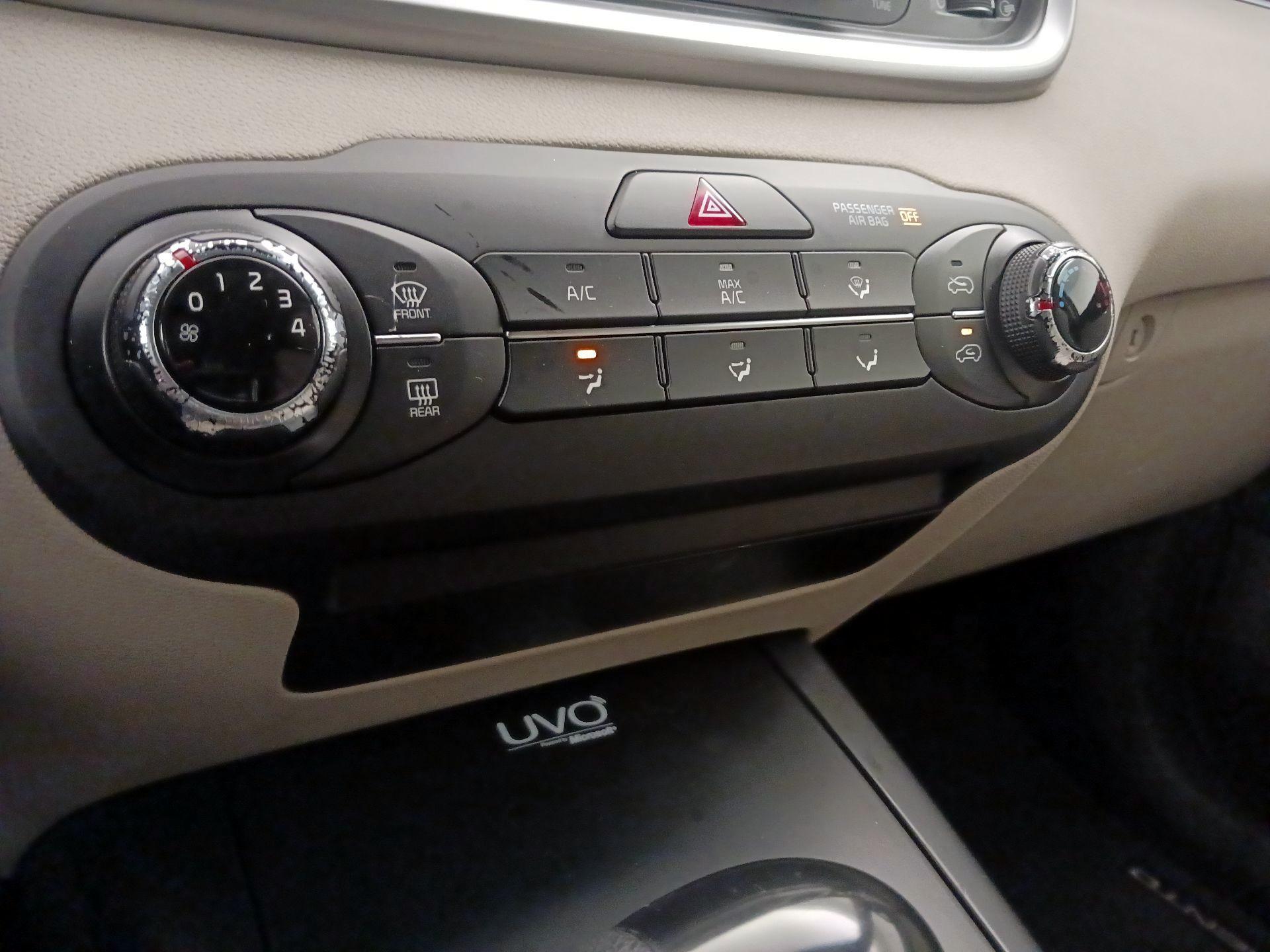 Thumbnail: 2016 Kia Sorento - 16