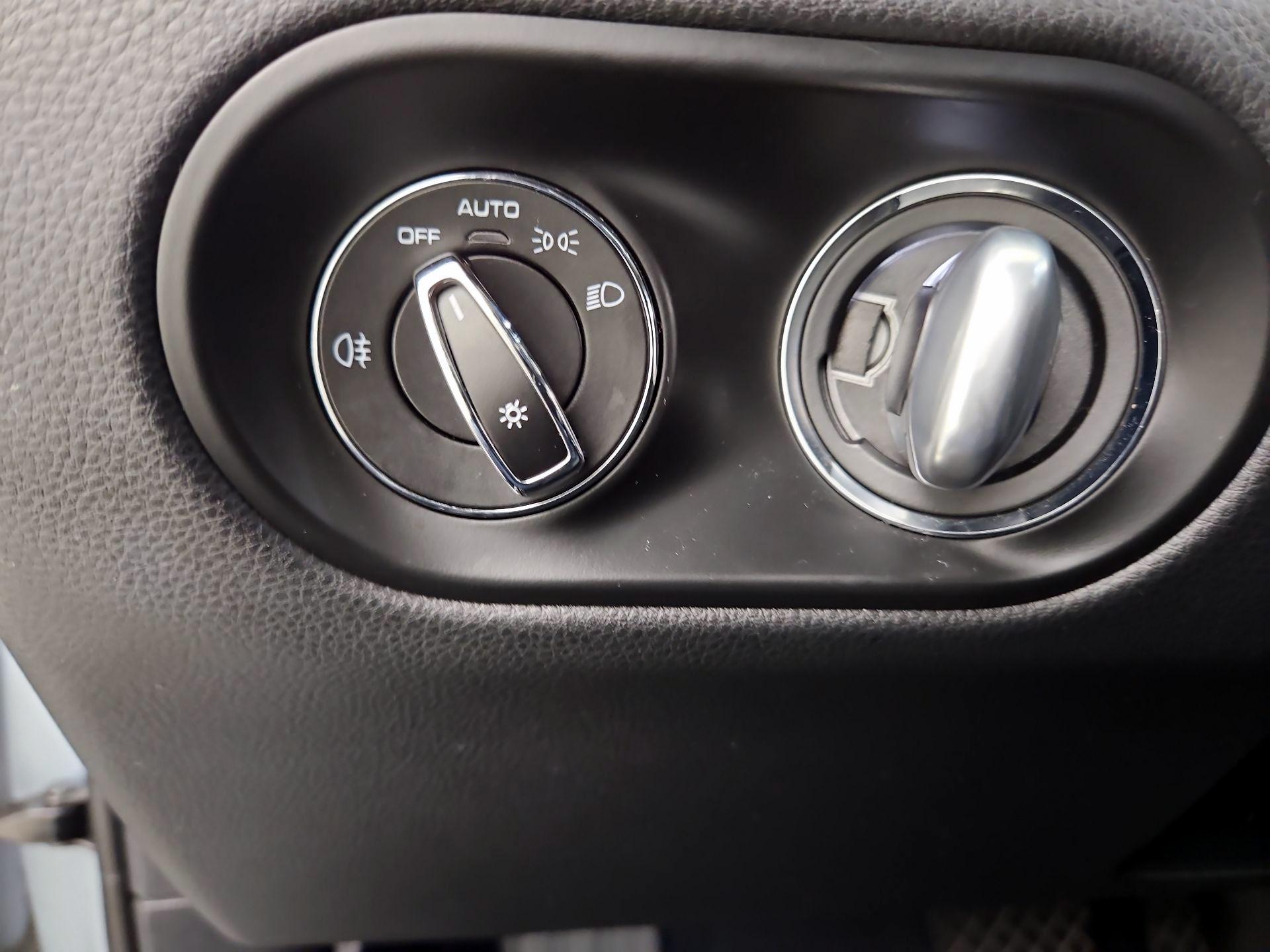 Thumbnail: 2023 Porsche Macan - 13