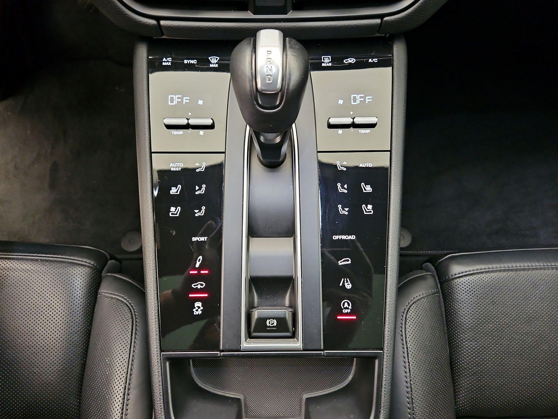 Thumbnail: 2023 Porsche Macan - 18