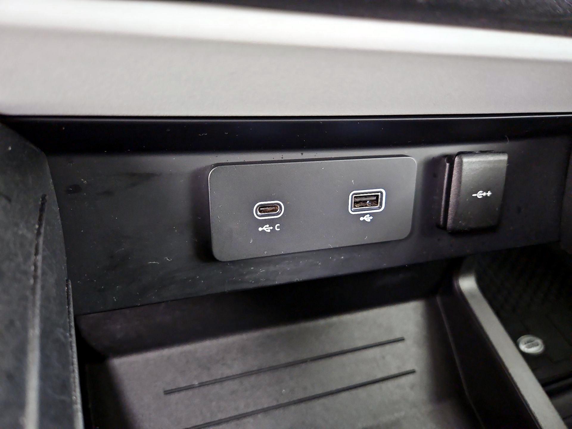 Thumbnail: 2022 Land Rover Defender - 19