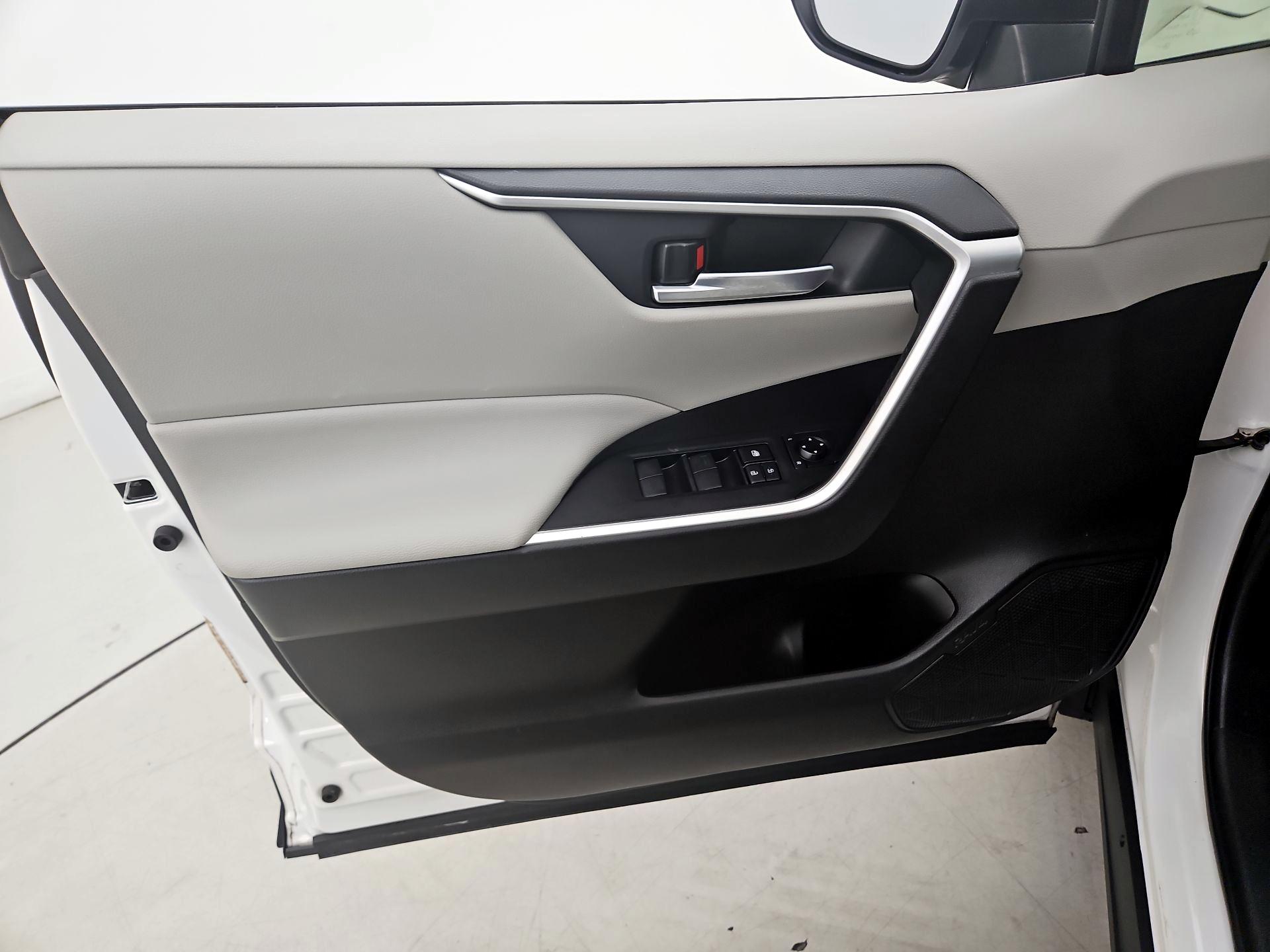 Thumbnail: 2020 Toyota RAV4 - 12