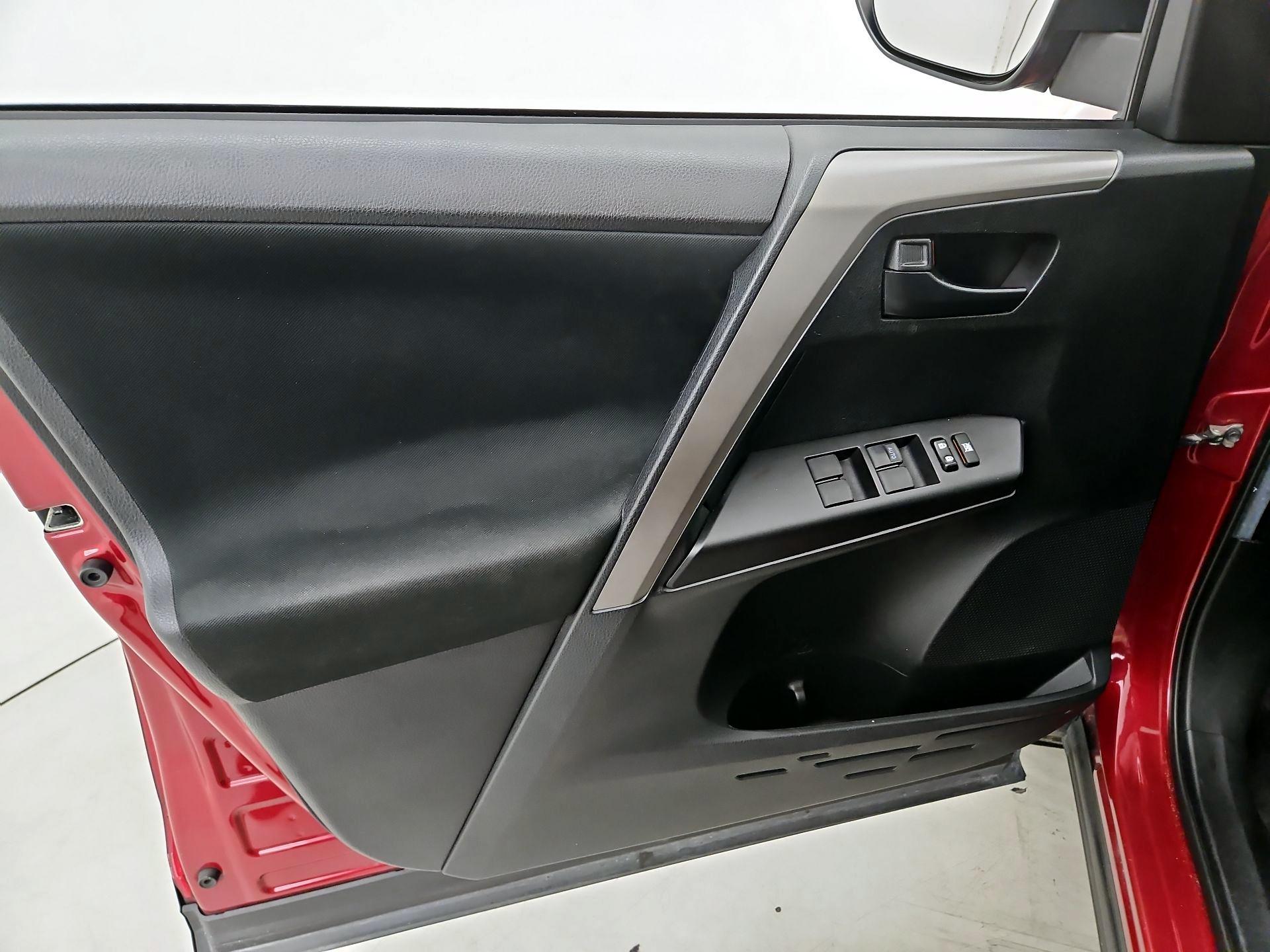 Thumbnail: 2018 Toyota RAV4 - 12