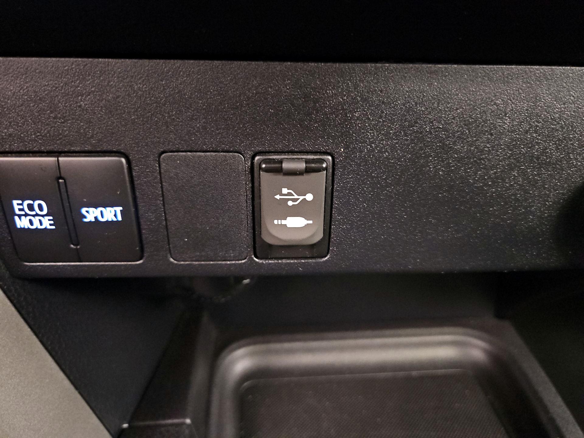 Thumbnail: 2018 Toyota RAV4 - 18