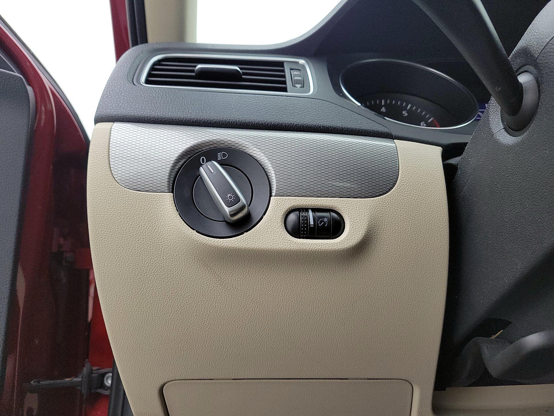 Thumbnail: 2018 Volkswagen Jetta - 13