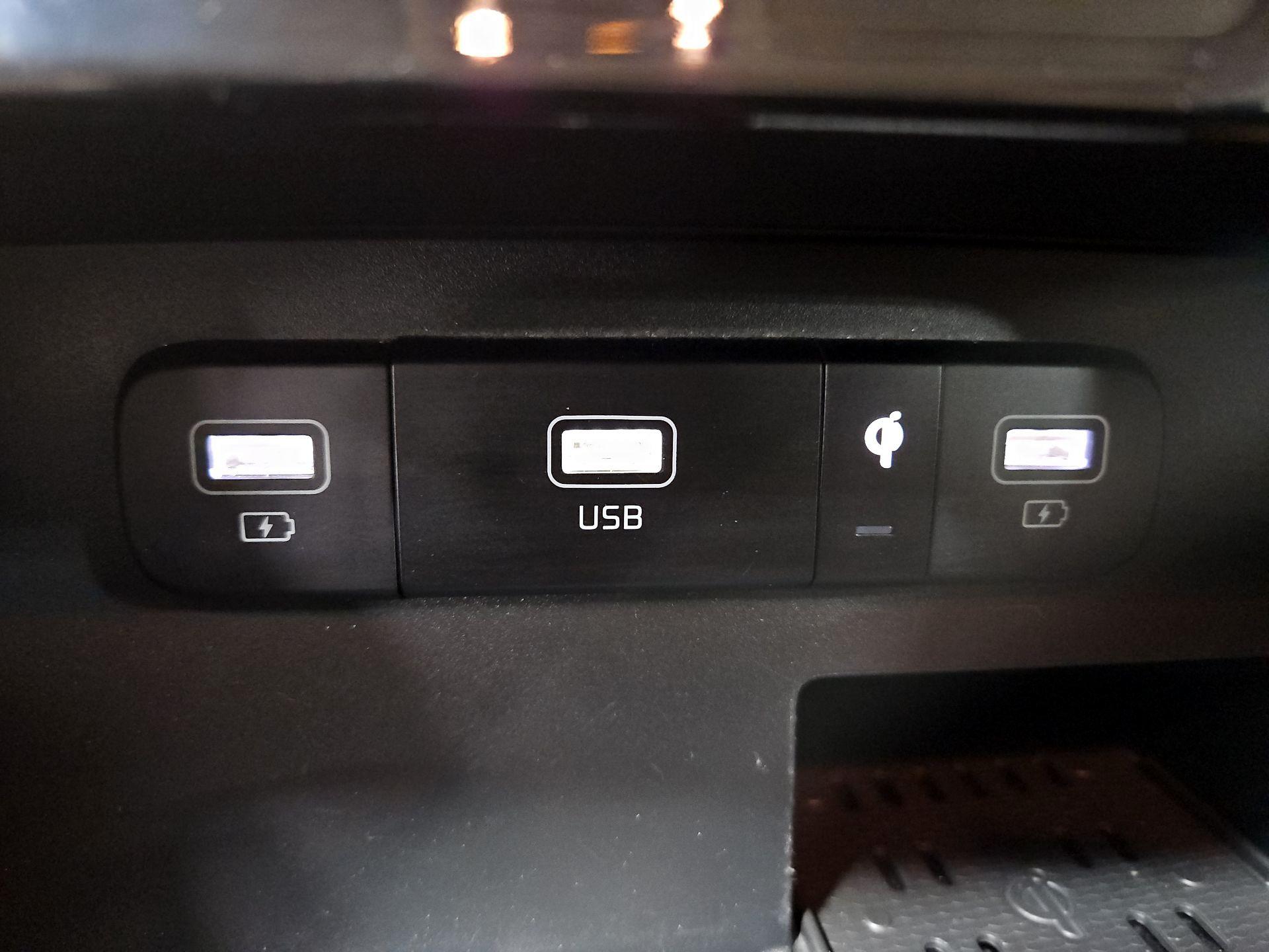 Thumbnail: 2022 Kia Carnival - 19