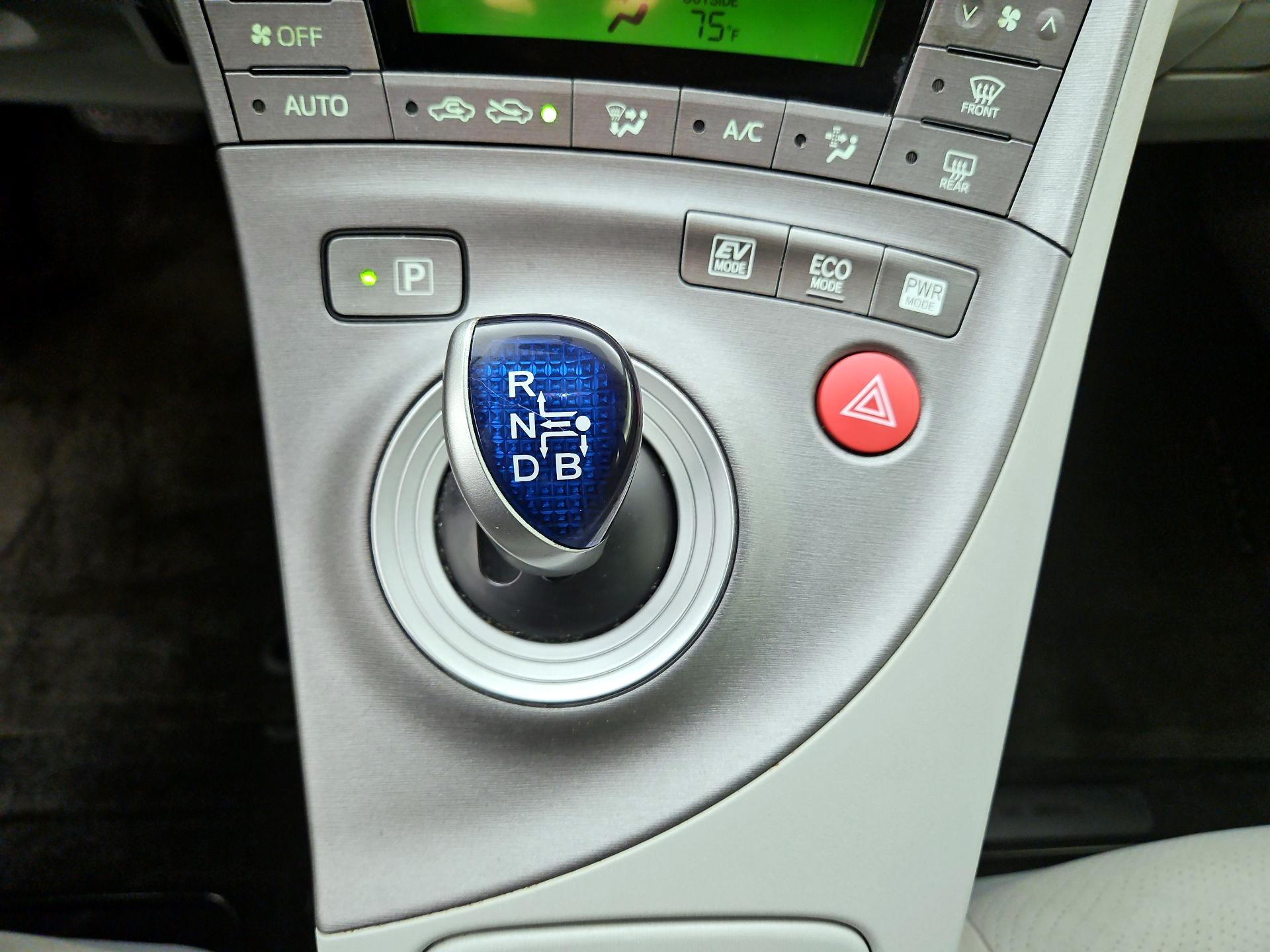 Thumbnail: 2015 Toyota Prius - 17