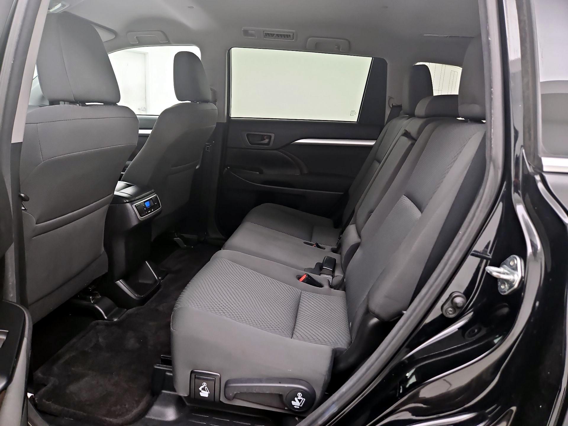 Thumbnail: 2016 Toyota Highlander - 19