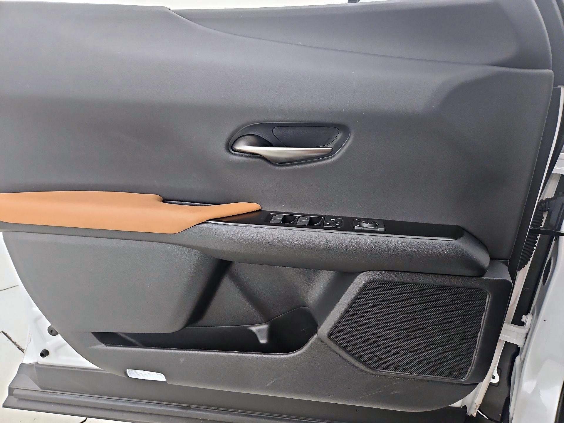 Thumbnail: 2022 Lexus UX - 12