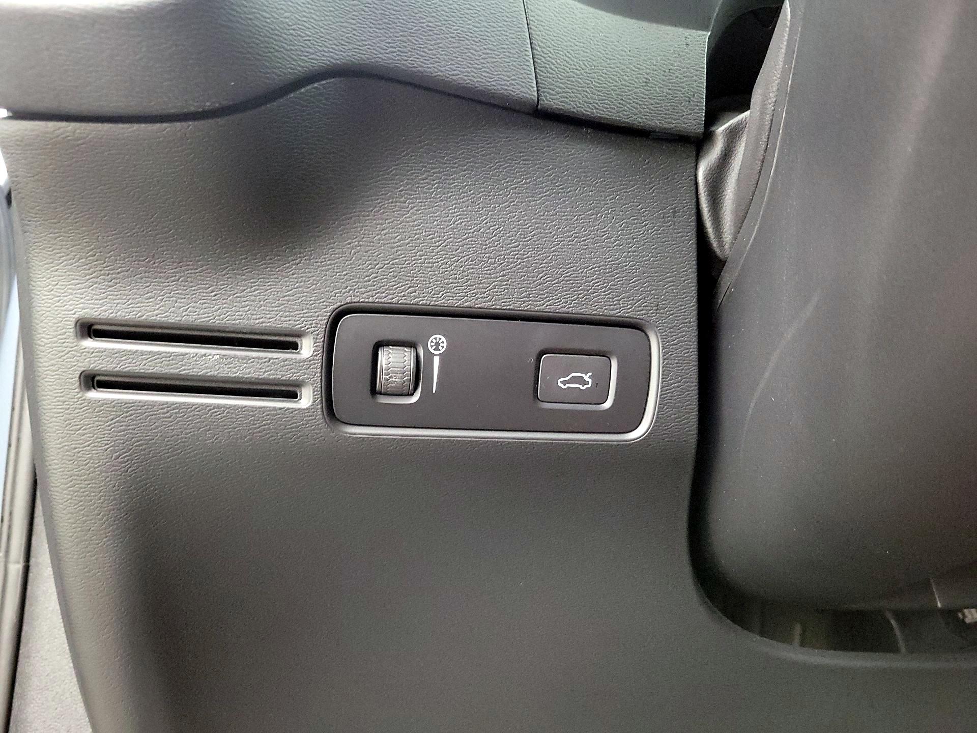 Thumbnail: 2022 Volvo XC40 - 13