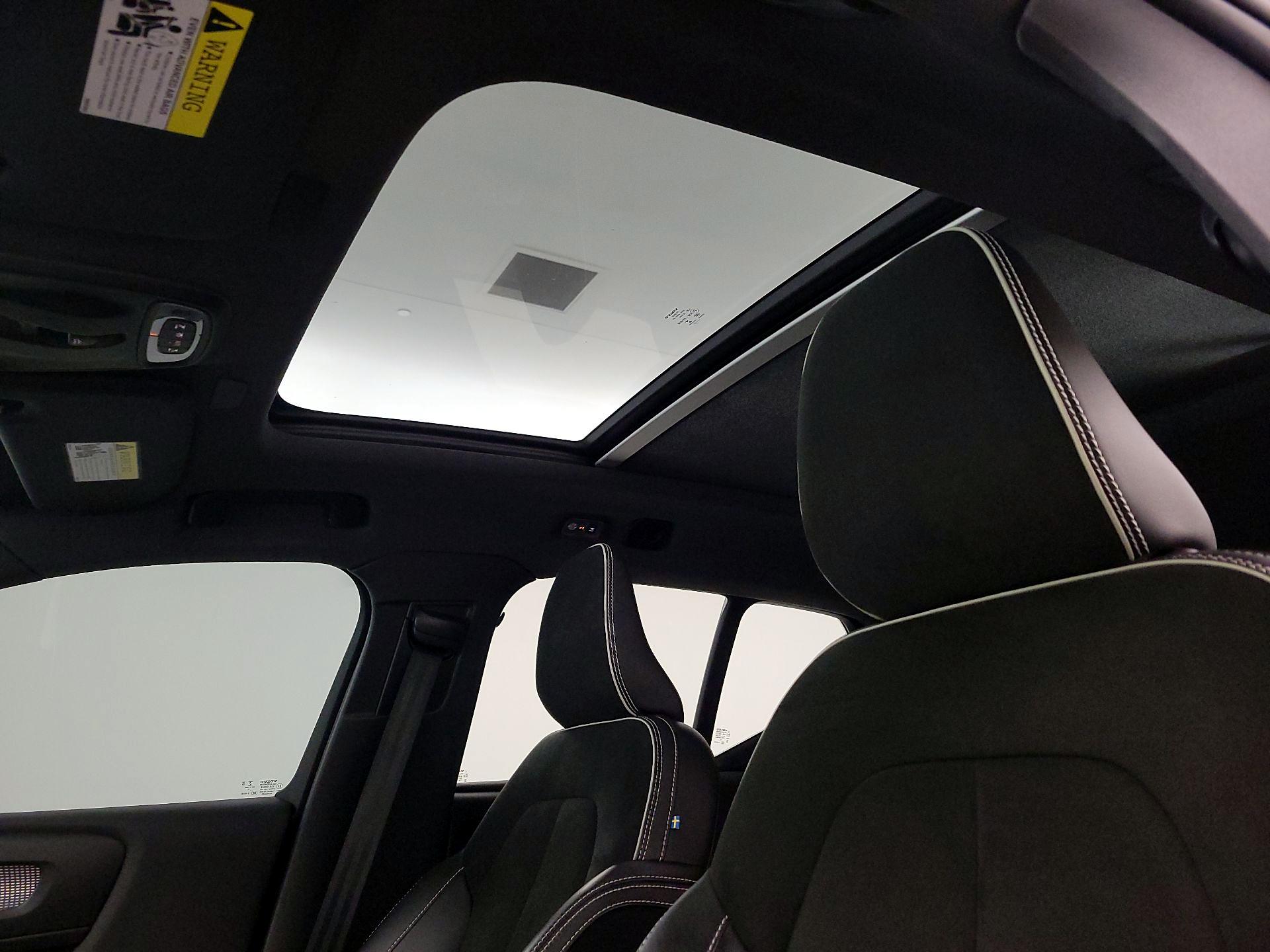 Thumbnail: 2022 Volvo XC40 - 20