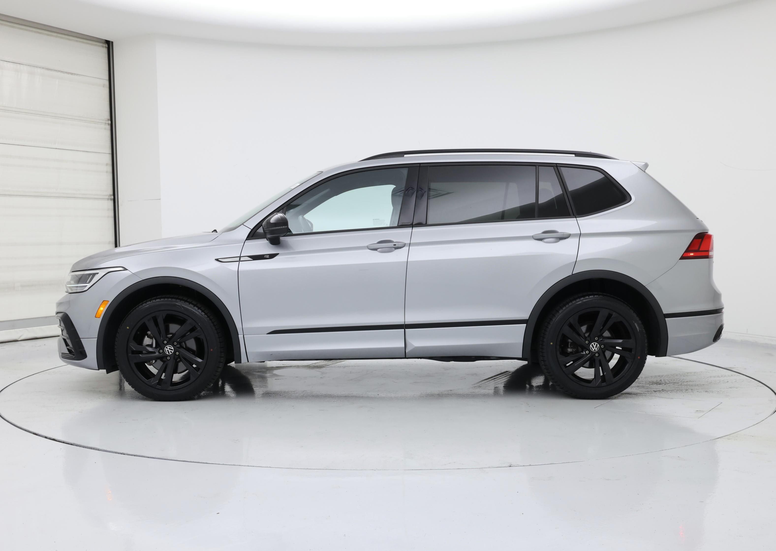 Thumbnail: 2023 Volkswagen Tiguan - 3