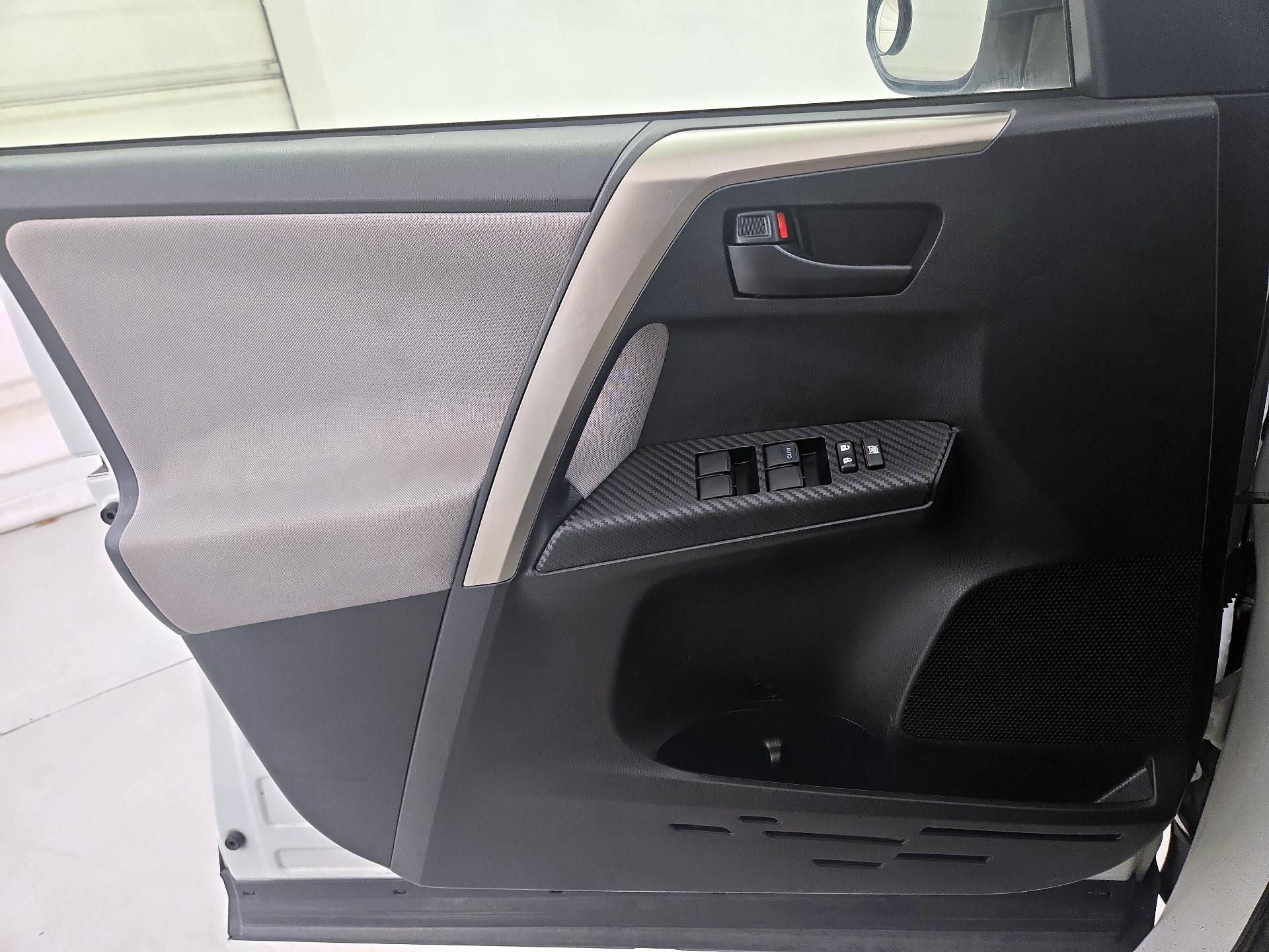 Thumbnail: 2015 Toyota RAV4 - 12